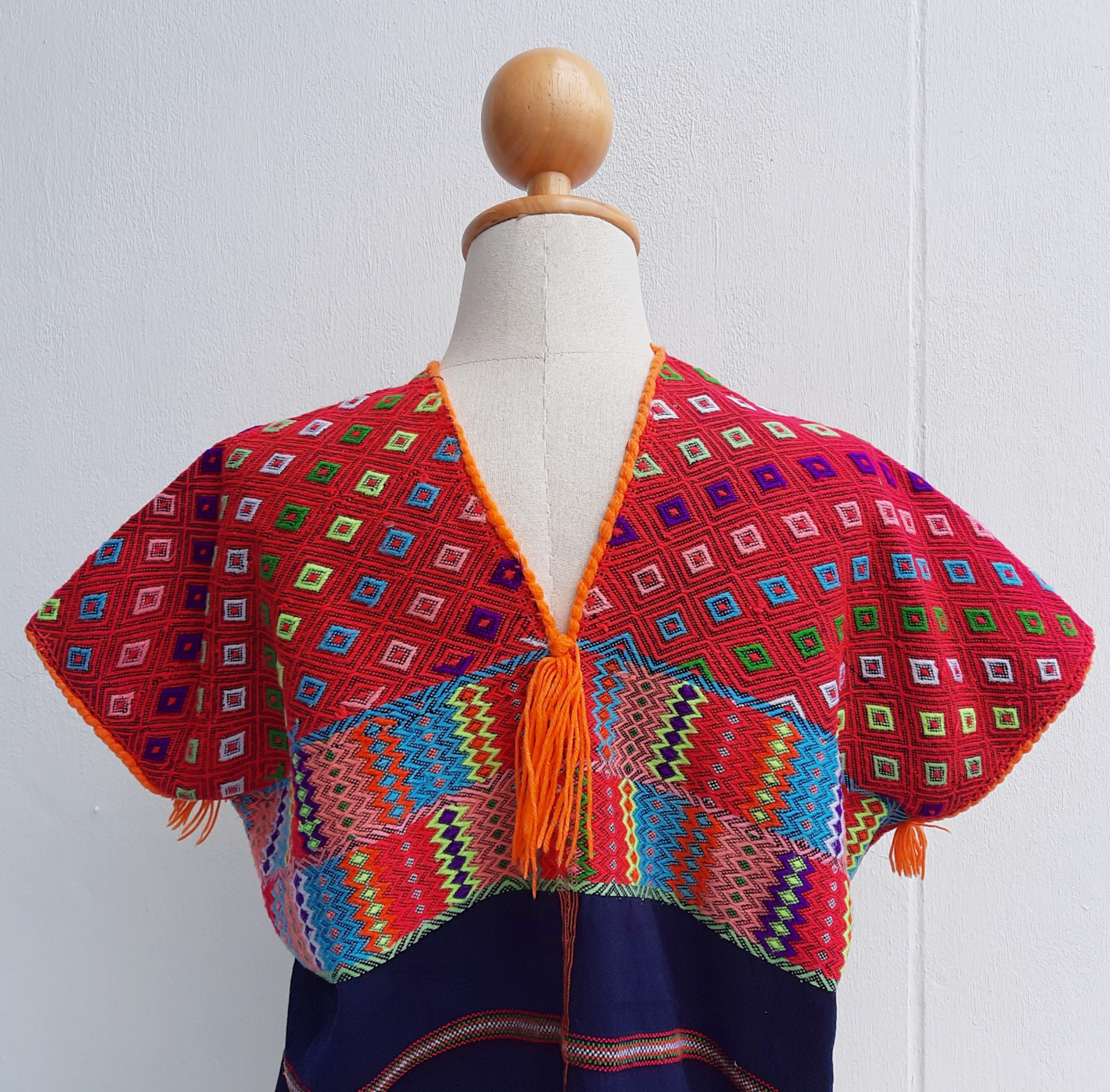 เสื้อกะเหรี่ยงโปว์ โทนแดง-ส้ม ปักแน่น