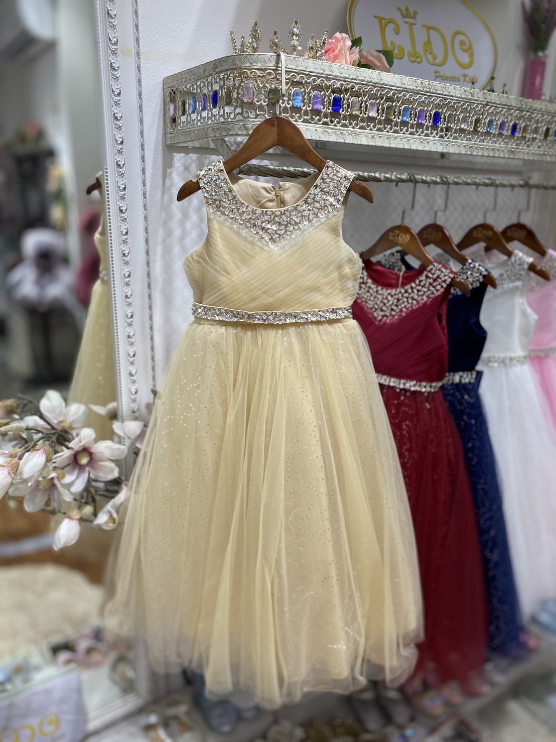 ssชุดราตรีเด็ก(หน้าร้านอยู่รัชดา ลองได้ถ่ายรูปจากชุดจริง)A214สีทอง สีขาว สีชมพู สีแดง สีน้ำเงิน สีฟ้าอกแต่งจีบไหว้เอวปัดเกล็ด กระโปรงยาวสุดหรูหราไฮโซมากๆเลย เดรสออกงานเด็ก