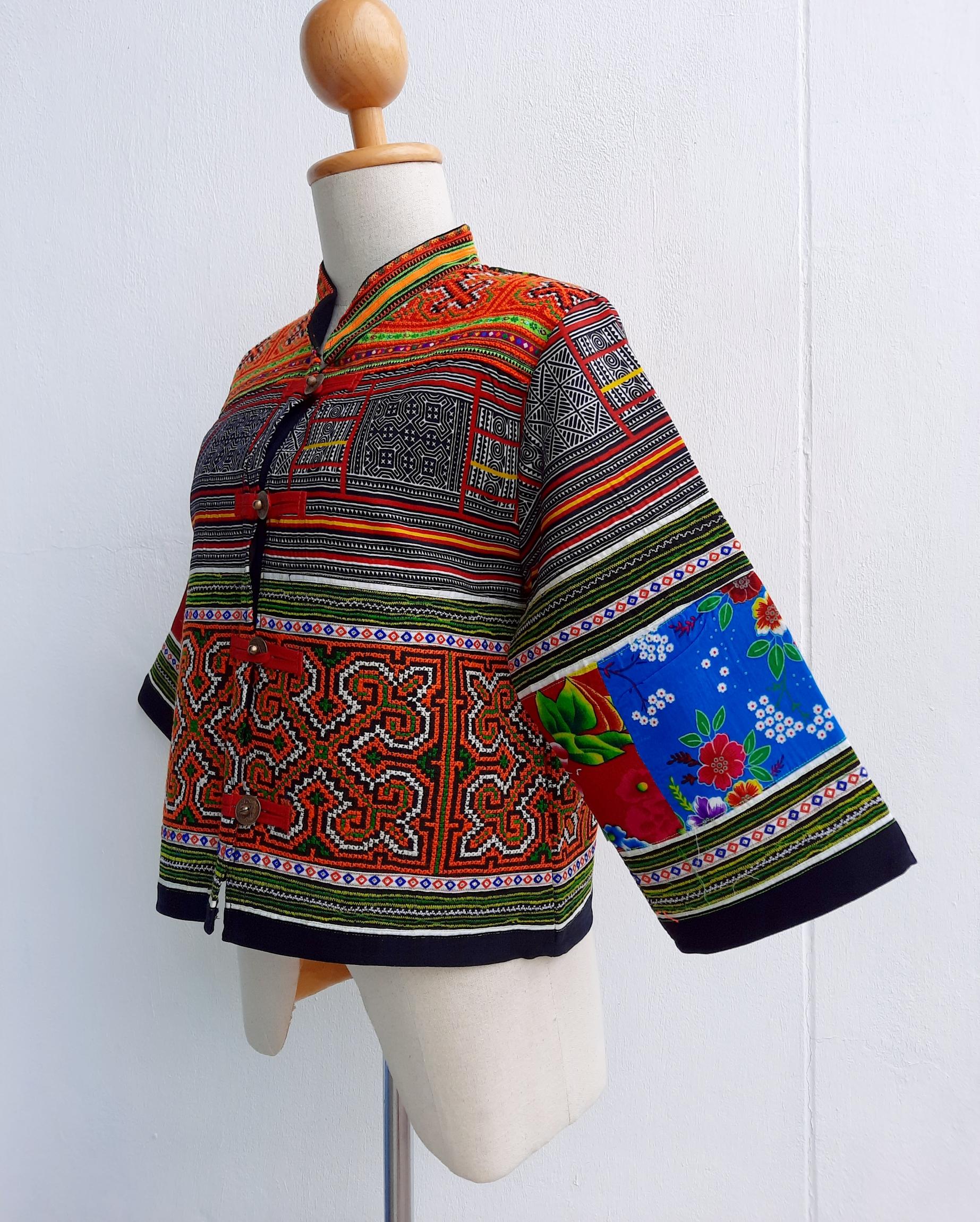 เสื้อคลุมผ้าม้ง ลายโบราณ สีสวยสด