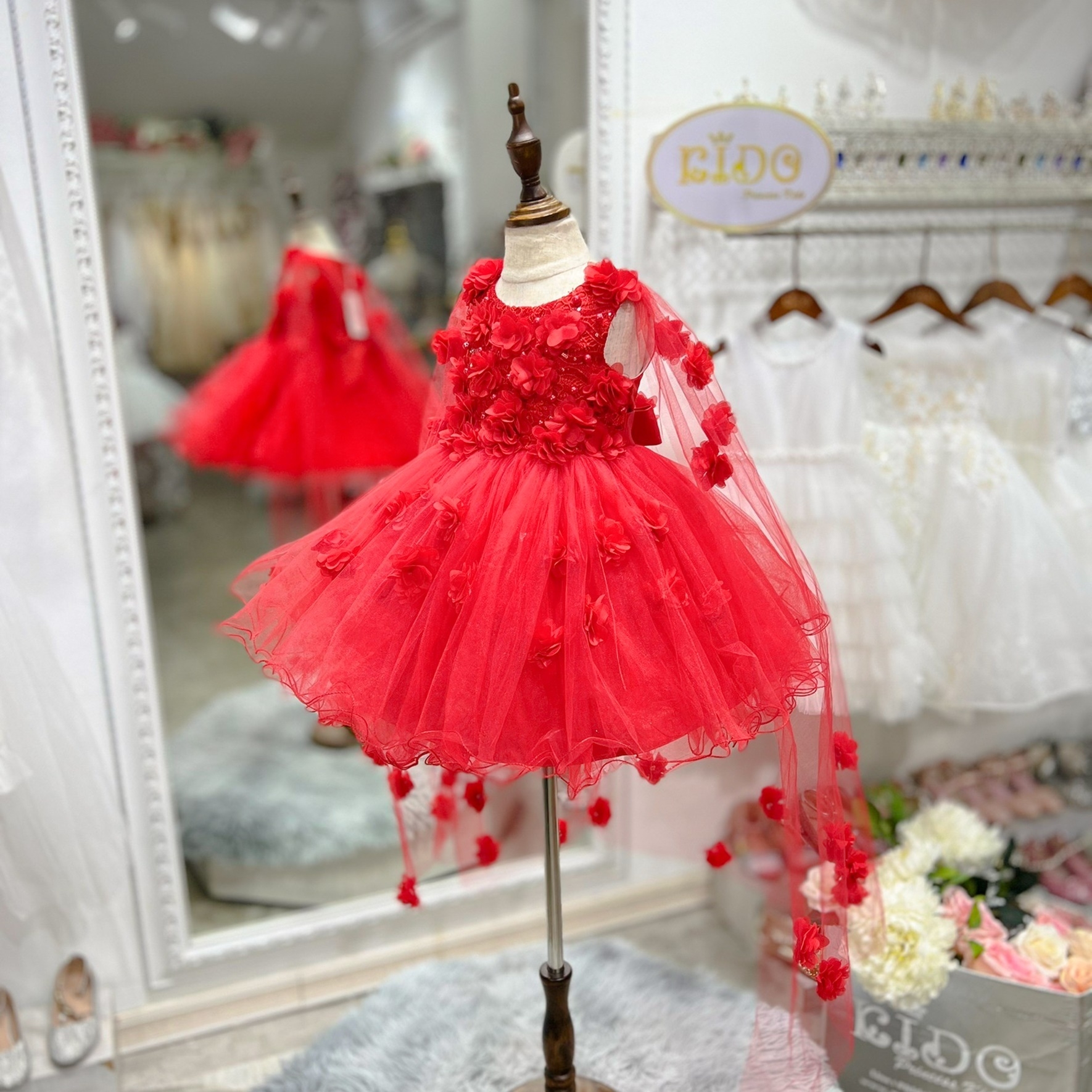 ชุดราตรีเด็ก(หน้าร้านอยู่รัชดา ลองได้ถ่ายรูปจากชุดจริง)T256สีแดงตกแต่งด้วยผ้าคุมไหล่ซีทรูติดดอกไม้ กระโปรงสั้น