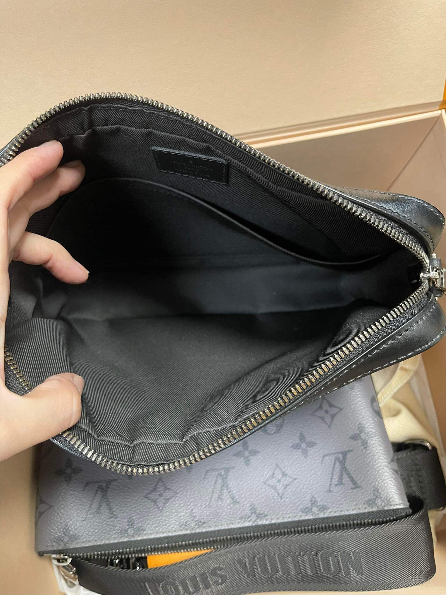 lv trio messenger bag มือสอง