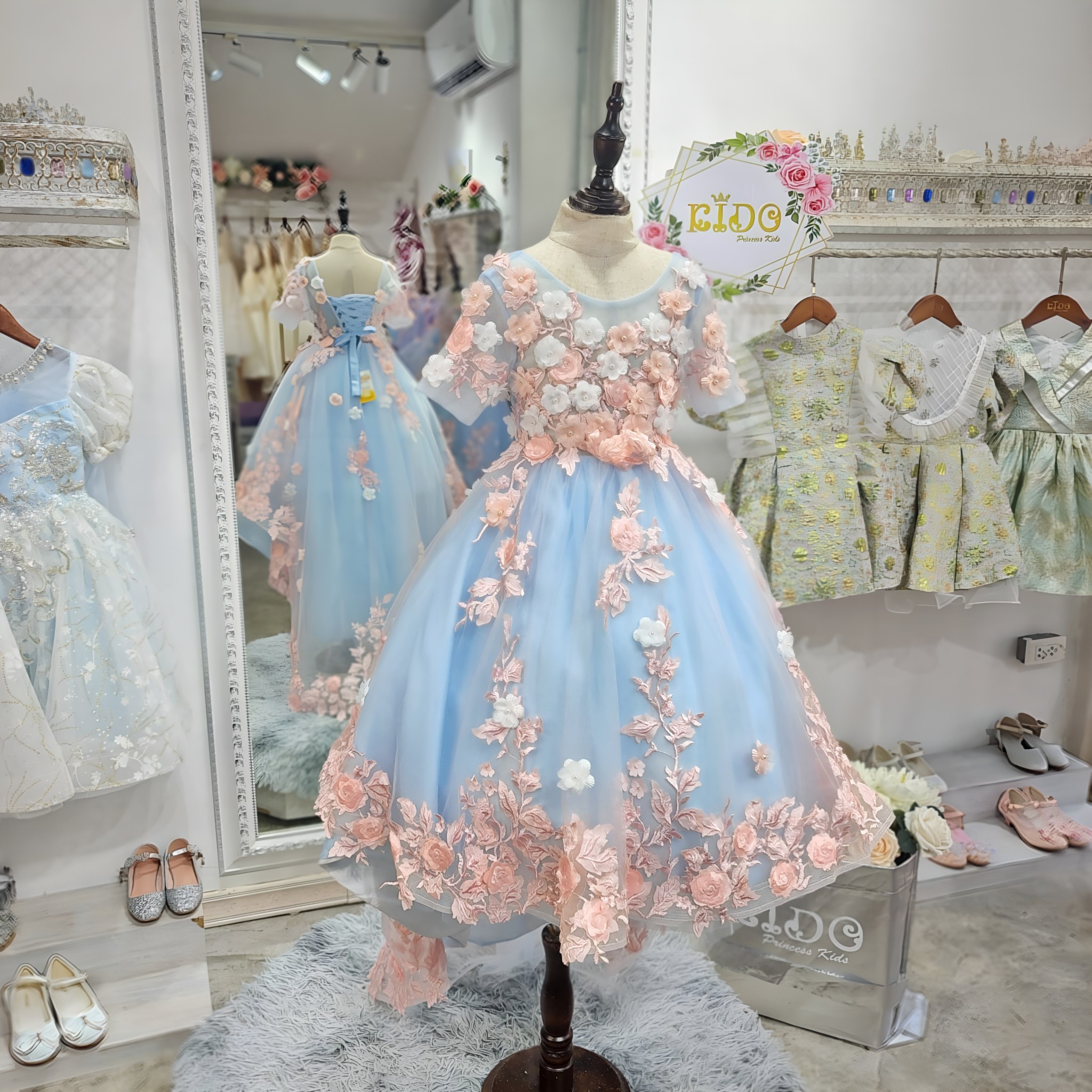 ชุดราตรีเด็ก(หน้าร้านอยู่รัชดา ลองได้ถ่ายรูปเองจากชุดจริง)W18568 สีฟ้า แต่งดอกไม้แขนสามส่วนกระโปรงหน้ายาวเจ้าหญิง