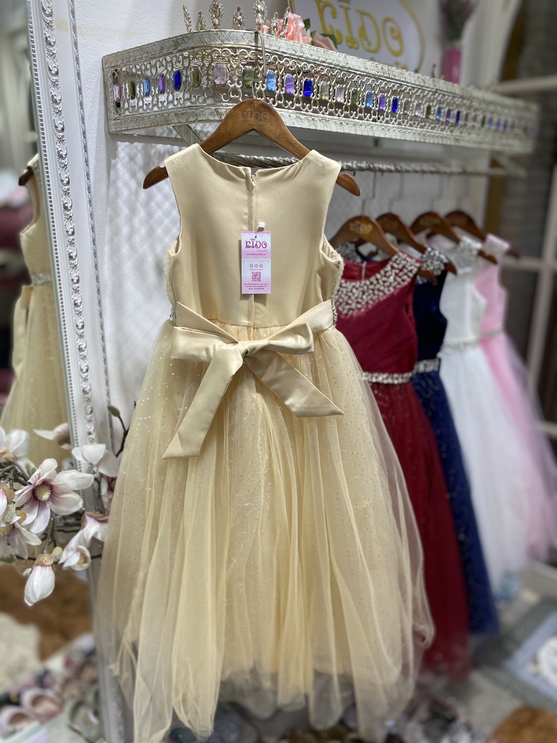 ssชุดราตรีเด็ก(หน้าร้านอยู่รัชดา ลองได้ถ่ายรูปจากชุดจริง)A214สีทอง สีขาว สีชมพู สีแดง สีน้ำเงิน สีฟ้าอกแต่งจีบไหว้เอวปัดเกล็ด กระโปรงยาวสุดหรูหราไฮโซมากๆเลย เดรสออกงานเด็ก