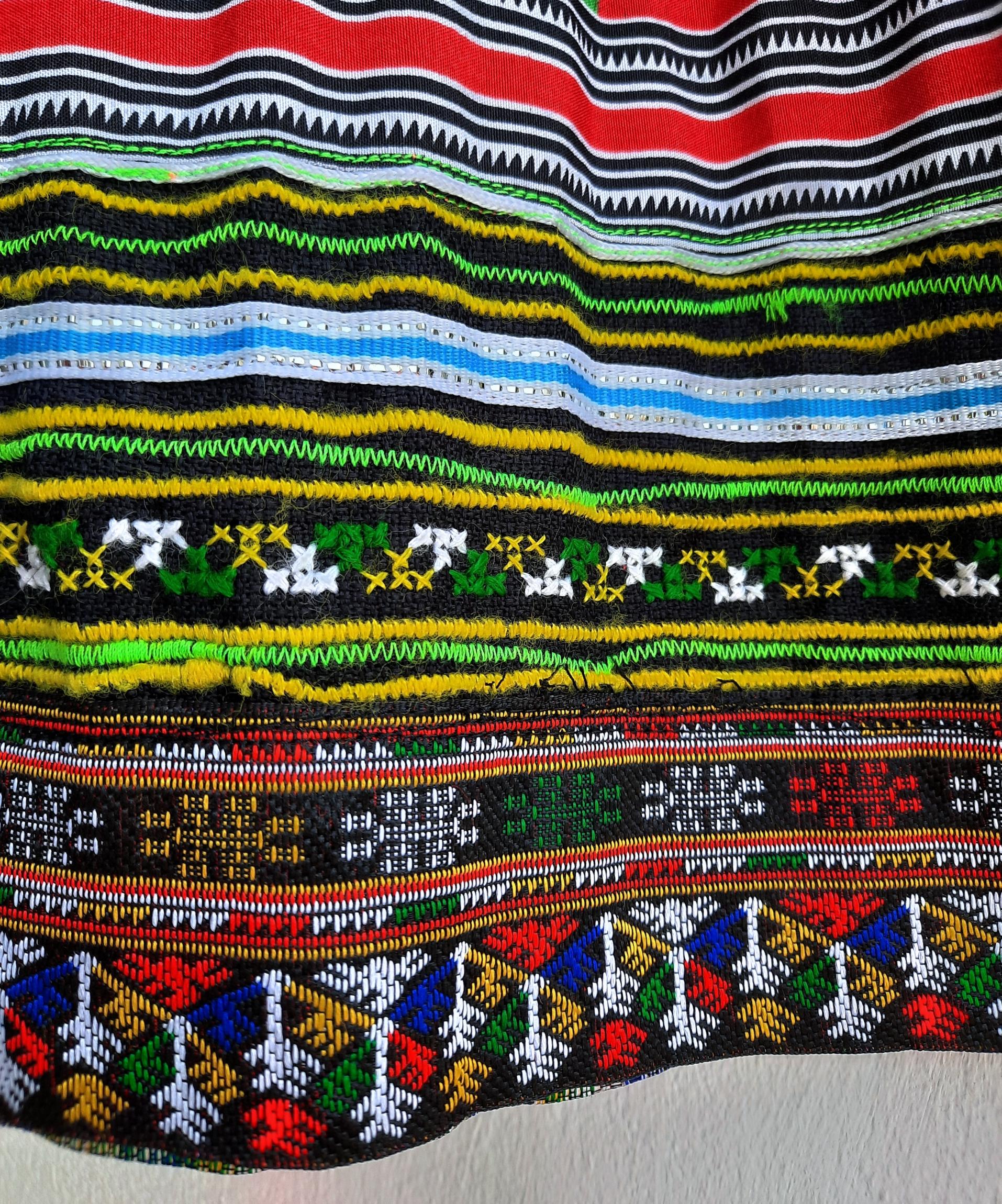กระโปรงสั้นปักมือ สีเหลือง