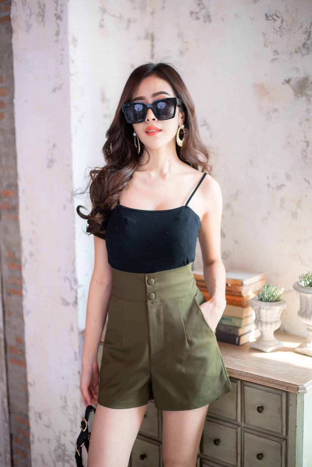 กางเกงขาสั้นเอวสูง 2 กระดุมหน้า งานซิปหน้า สวยมาก เก็บพุงอย่างเนียน สาว ๆ ใส่แล้วทรงสวย น่ารัก พลางหุ่น