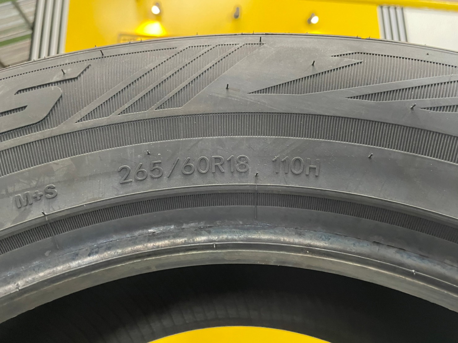 Cosmis T1RS 265/60R18 ยางใหม่ปี2022 ลายสปอร์ต