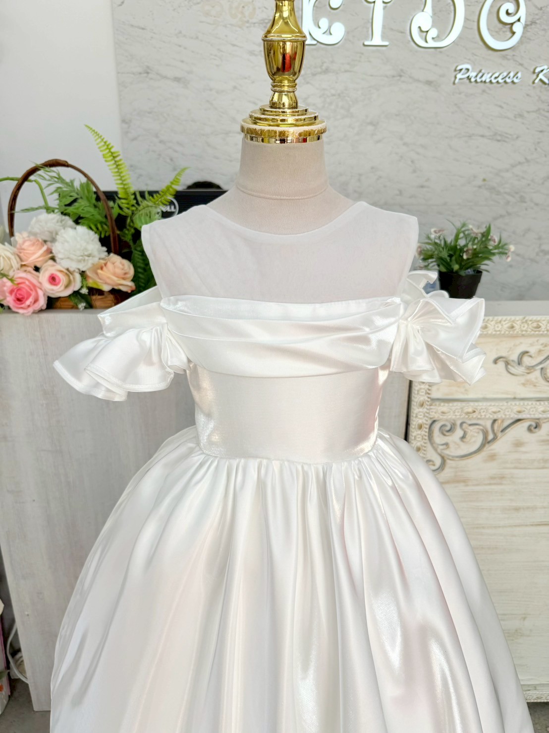 ชุดราตรีเด็ก ชุดเจ้าหญิง (*หน้าร้านอยู่รัชดา*)W19235 สีขาว กระโปรงยาว มีแขน สวยเรียบหรู