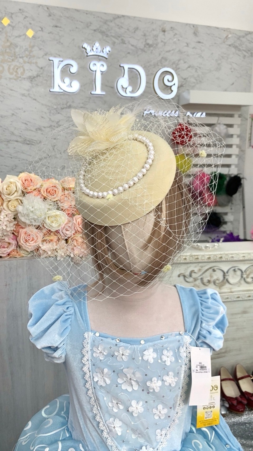 กิ๊บหมวกเด็ก(หน้าร้านอยู่รัชดา)KF596 สีครีมตาข่ายติดไข่มุขประดับดอกไม้
