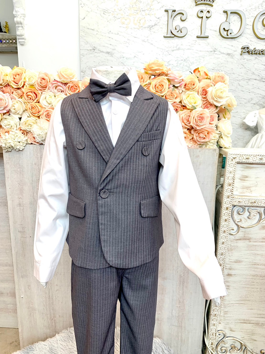สูทเด็กผู้ชาย(หน้าร้านอยู่รัชดา ลองได้ถ่ายรูปจากชุดจริง)S142เซ็ตสูท5ชิ้นสีเทา เสื้อสูท กั๊ก เสื้อเชิ๊ต หูกระต่าย กางเกงขายาว