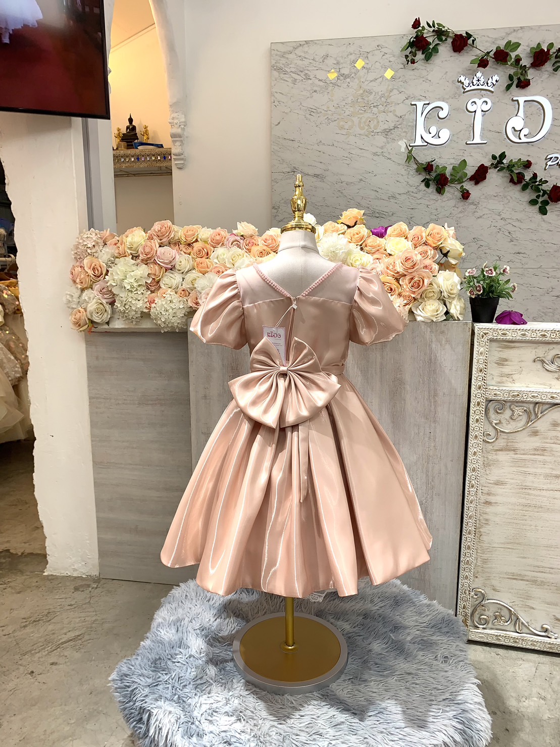 ชุดราตรีเด็ก(หน้าร้านอยู่รัชดา ลองได้ถ่ายรูปจากชุดจริง)B272 สีชมพู กระโปรงสั้น แขนตุ๊กตา ประดับคลิสตัลล้อมคอ น่ารักๆ