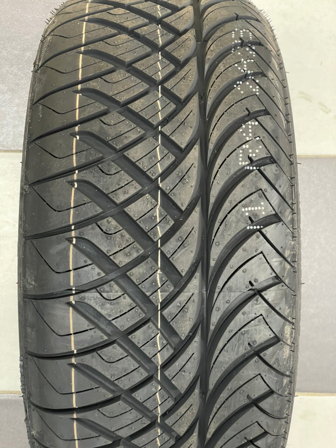 ยางสปอร์ตลายซิ่ง ยางKINTO V-36 ขนาด225/50R15 ยางใหม่ปี2021