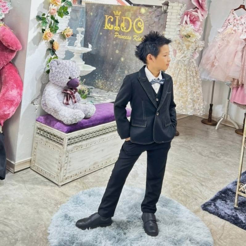 ssชุดสูทเด็กผู้ชาย(หน้าร้านอยู่รัชดา ลองได้ถ่ายรูปจากชุดจริง)S100 เซ็ตสูท 5 ชิ้น สูทสีน้ำเงิน สีดำ แต่งด้ายขาว เชิ้ตขาว มาพร้อมเสื้อกั๊กและโบว์หูกระต่าย กางเกงขายาว สุดเท่ สุดๆ