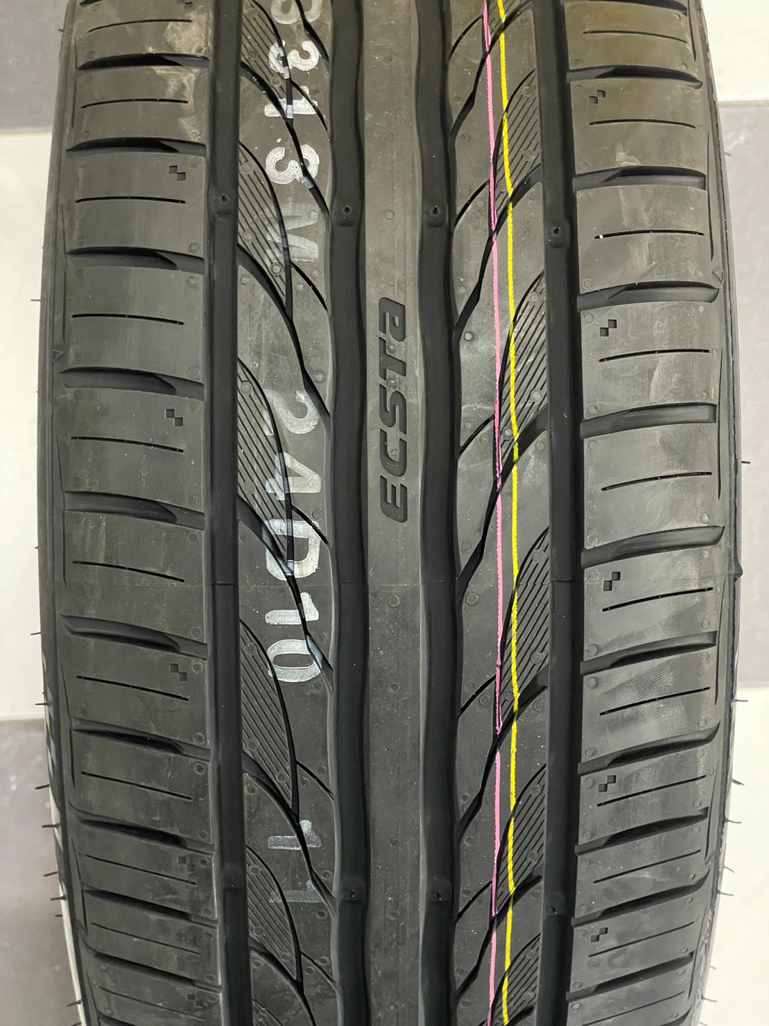 ยางใหม่ปีเก่า KUMHO PS31 215/40R18 ยางใหม่ปี2022 (มี1เส้น)