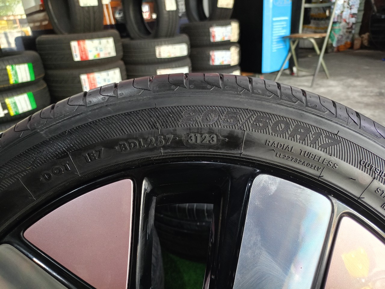 💥💥ล้อแม็กมือสอง BYD Dolphin Extended. 17x6.5นิ้ว 5x114.3 ET45 ดำหน้าเงาตัดสีฟ้า