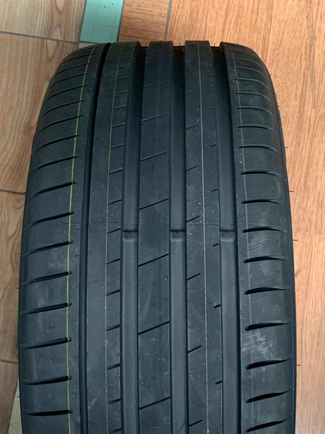 Apollo 235/35R19 Aspire4G ยางใหม่ปี2020