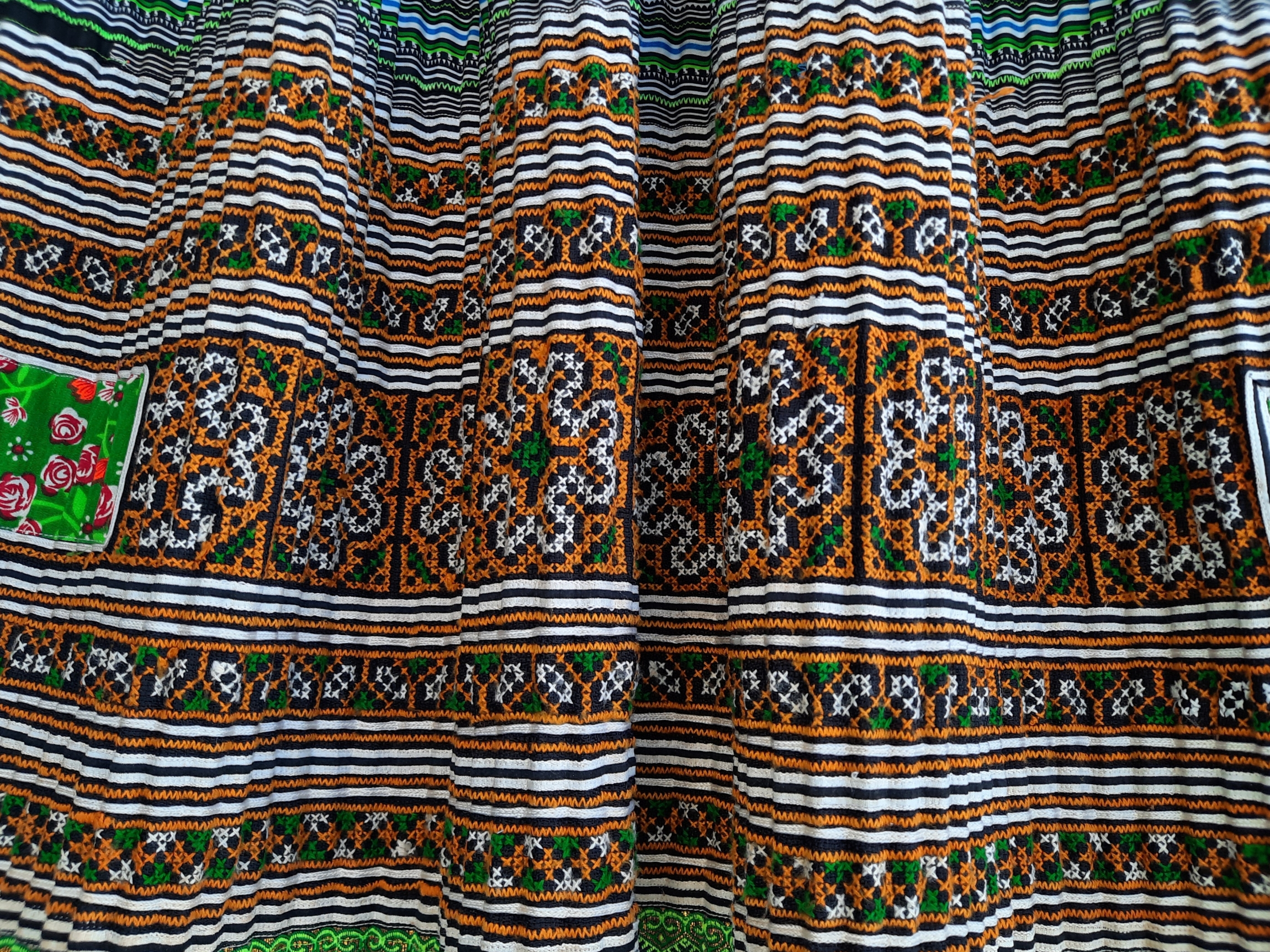 กระโปรงผ้าม้ง ปักมือลายดอก สีน้ำตาลอ่อน