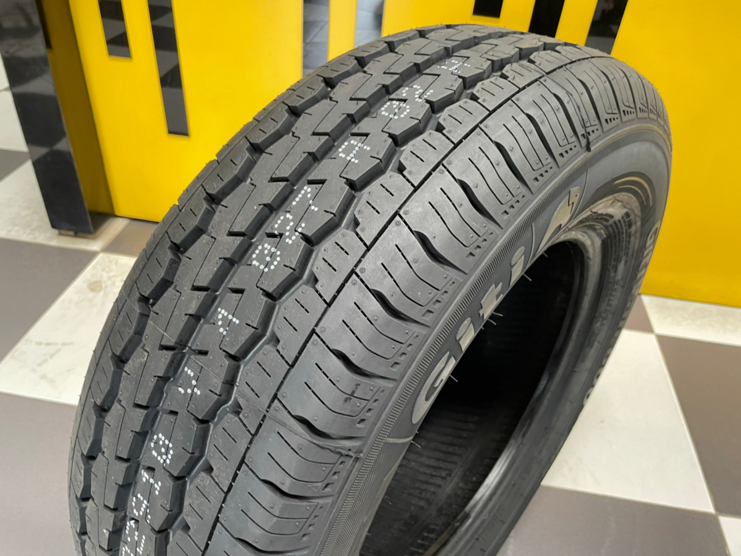 Giti Van600 215/70/R15 ยางกระบะ บรรทุก ยางใหม่ปี2023 ราคาโปรโมชั่นพิเศษ พร้อมติดตั้งฟรี