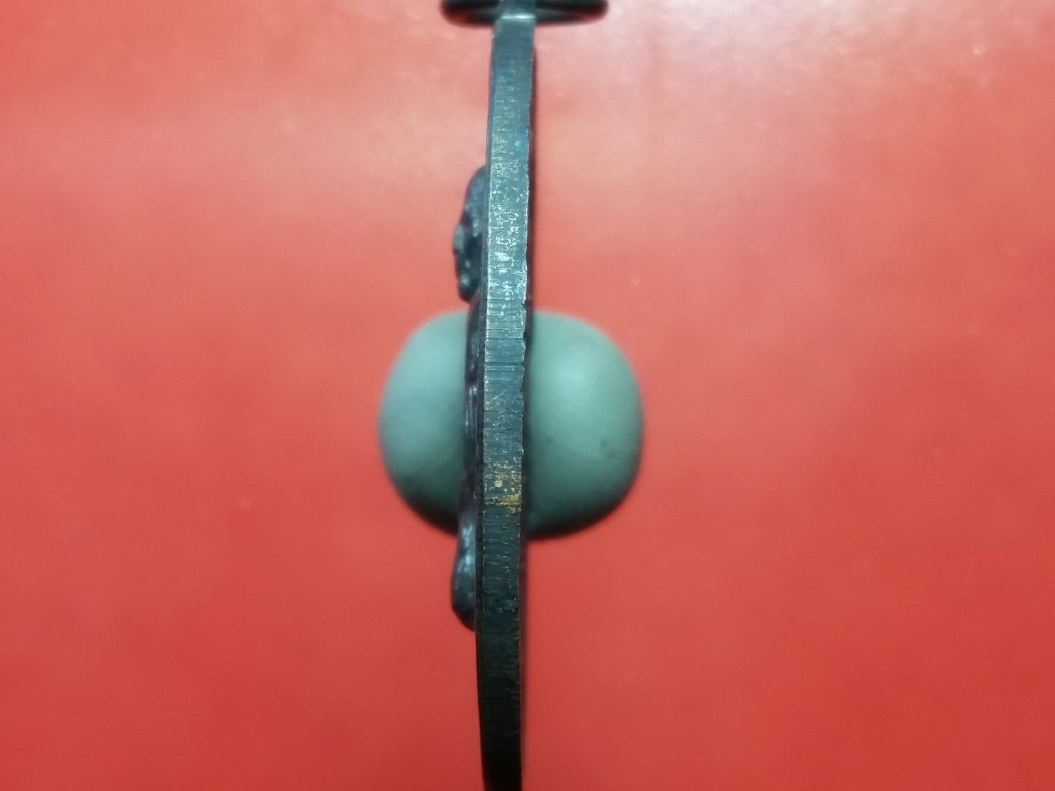 เหรียญคุกเข่า หลวงพ่อแดง วัดเขาบันไดอิฐ จ.เพชรบุรี ปี 2517 เนื้อทองแดงรมดำ