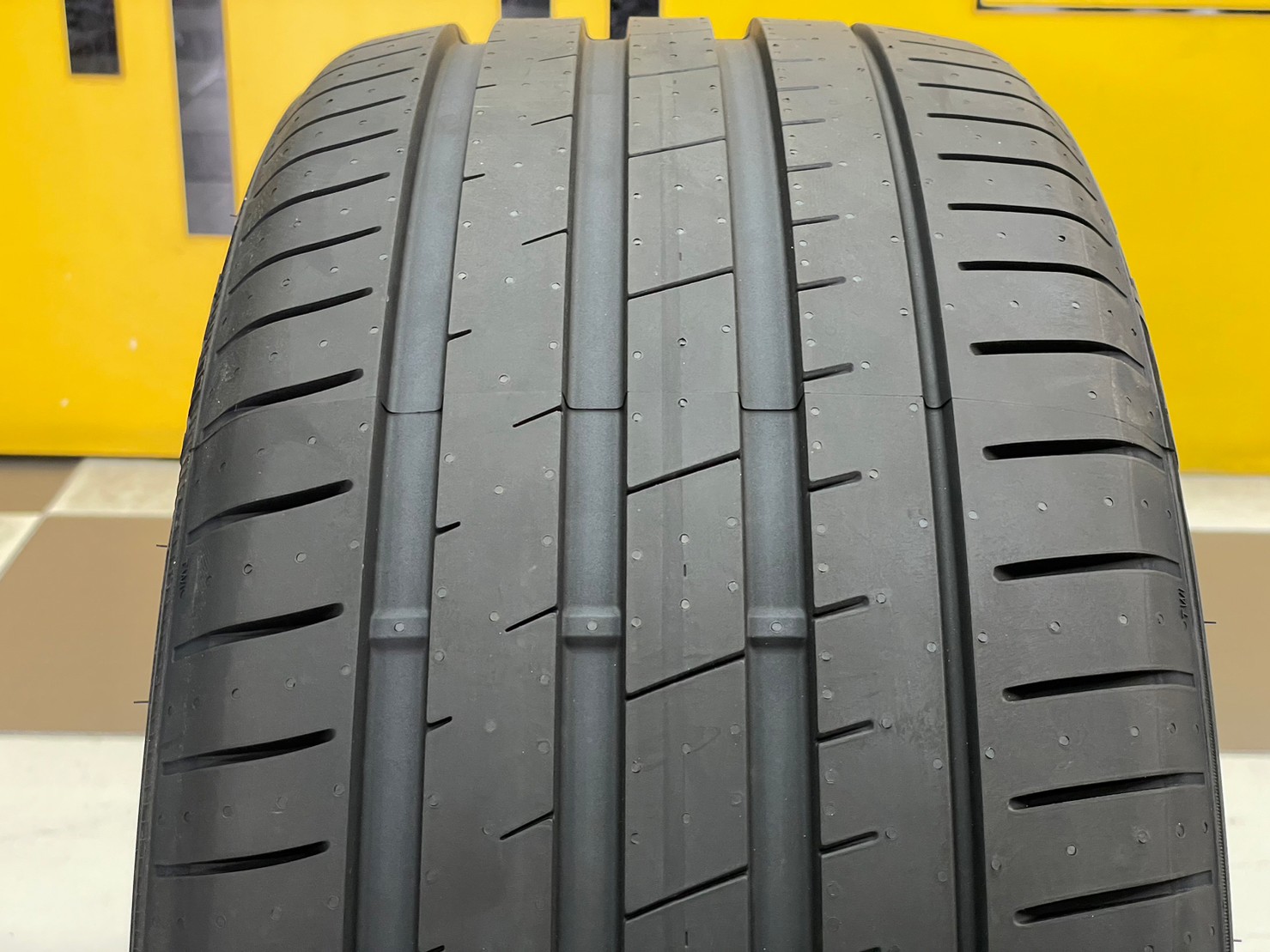 Apollo 245/35R19 Aspire4G ยางใหม่ปี2023
