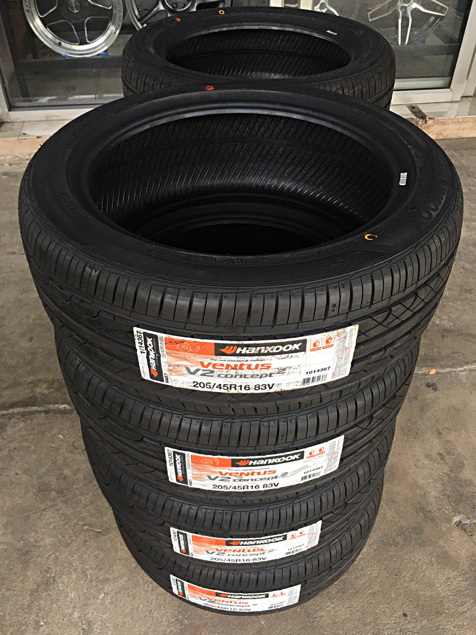Hankook 205-45-R16 Ventus V12 Evo2 ยางปี17 ราคาเส้นละ 2,350 บาท ยางสัญชาติเกาหลี เกรดพรีเมียม ลายดอกเน้นนุ่มเงียบ และยึดเกาะถนนดีเยี่ยม ยางรับประกันถึง2ปี ต่างจังหวัดจัดส่งสินค้าฟรีทั่วประเทศ