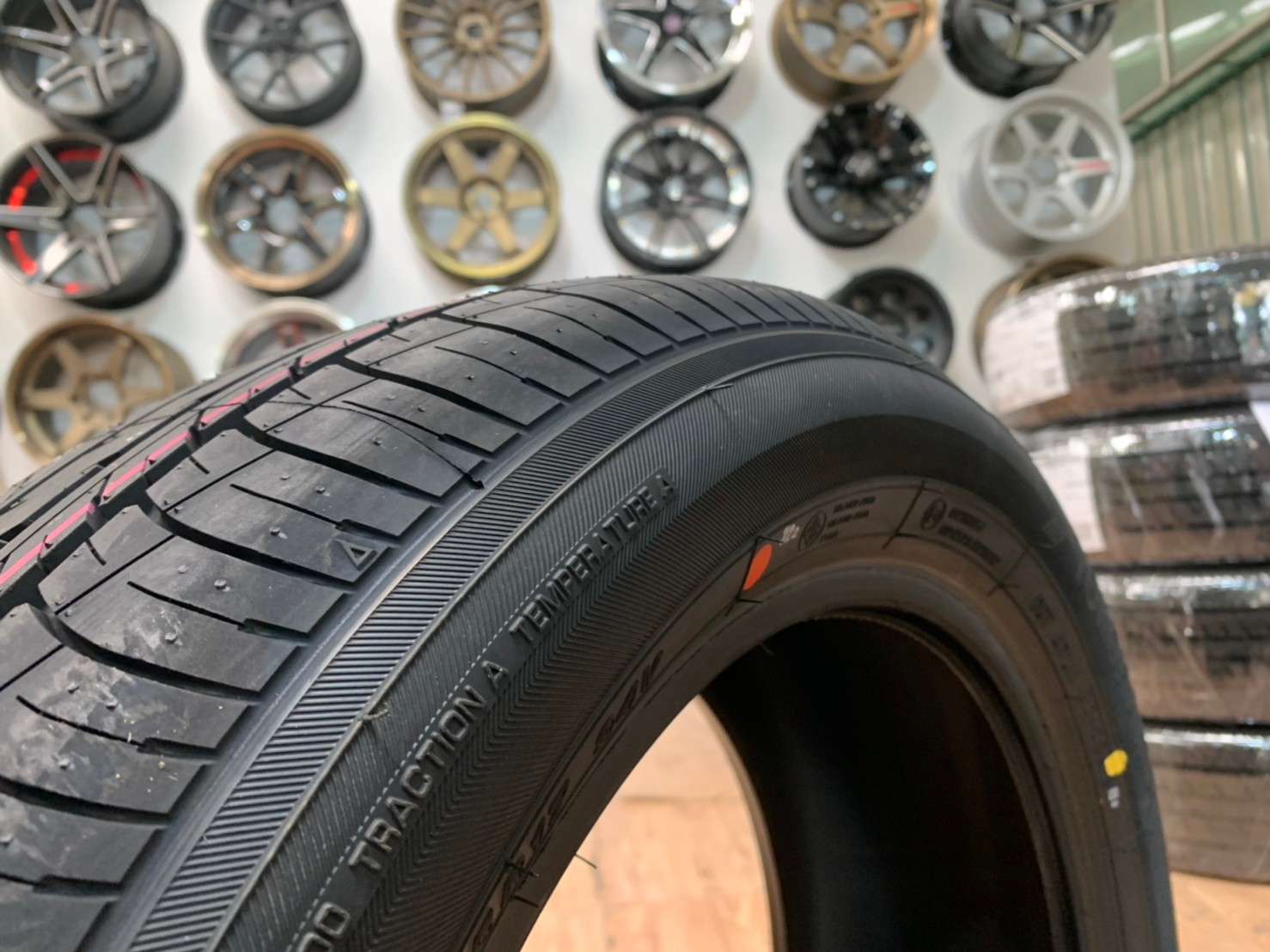 YOKOHAMA E70 215/55R17ยางใหม่ปี21 ยางสมรรถนะสูงนุ่มเงียบพร้อมติดตั้งฟรี จัดส่งฟรีทั่วประเทศ