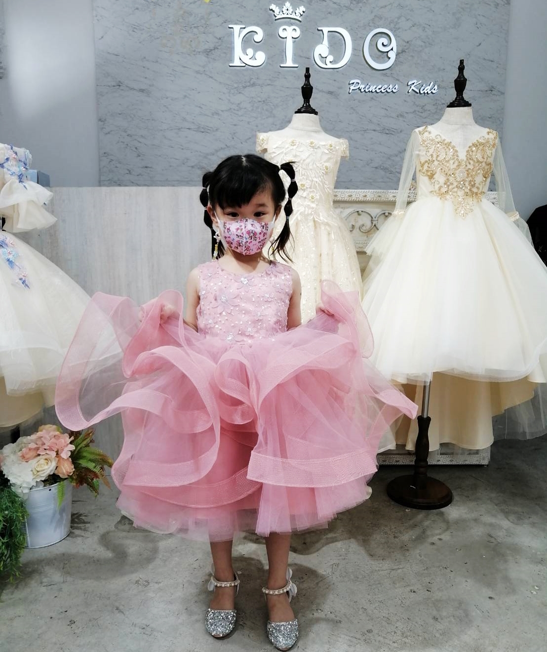 ชุดราตรีเด็ก(หน้าร้านอยู่รัชดา ลองได้ถ่ายรูปจากชุดจริง)A218สีชมพูเข้ม กระโปรงสั้นชั้นพอง อกปักดอกไม้สวยหวาน น่ารัก