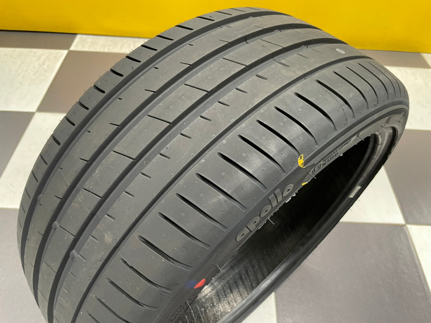 Apollo 235/35R19 Aspire4G ยางใหม่ปี2022