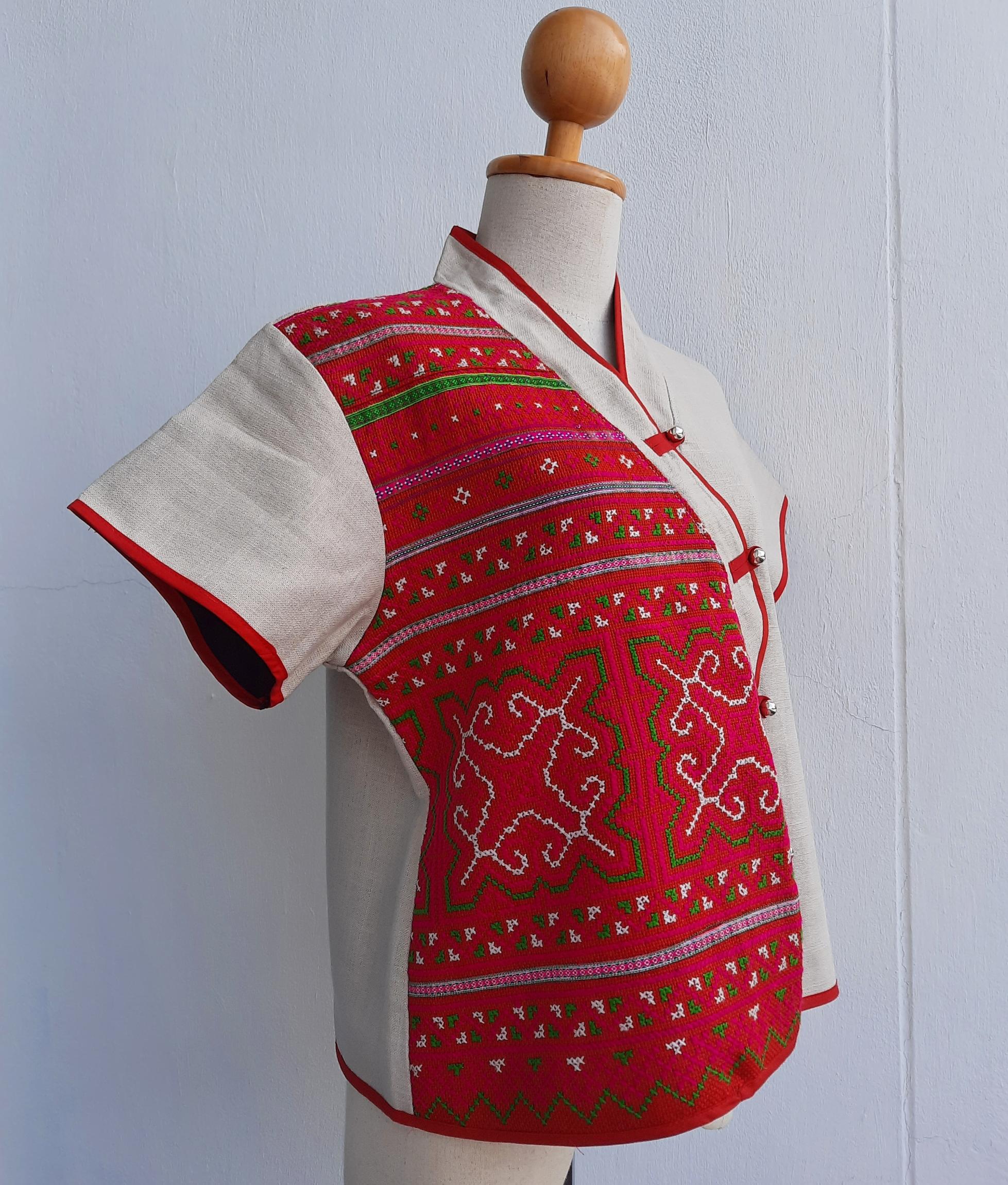 เสื้อผ้ากัญชงสีกรมท่าแต่งผ้าชาวเขา โทนเหลืองอมส้ม