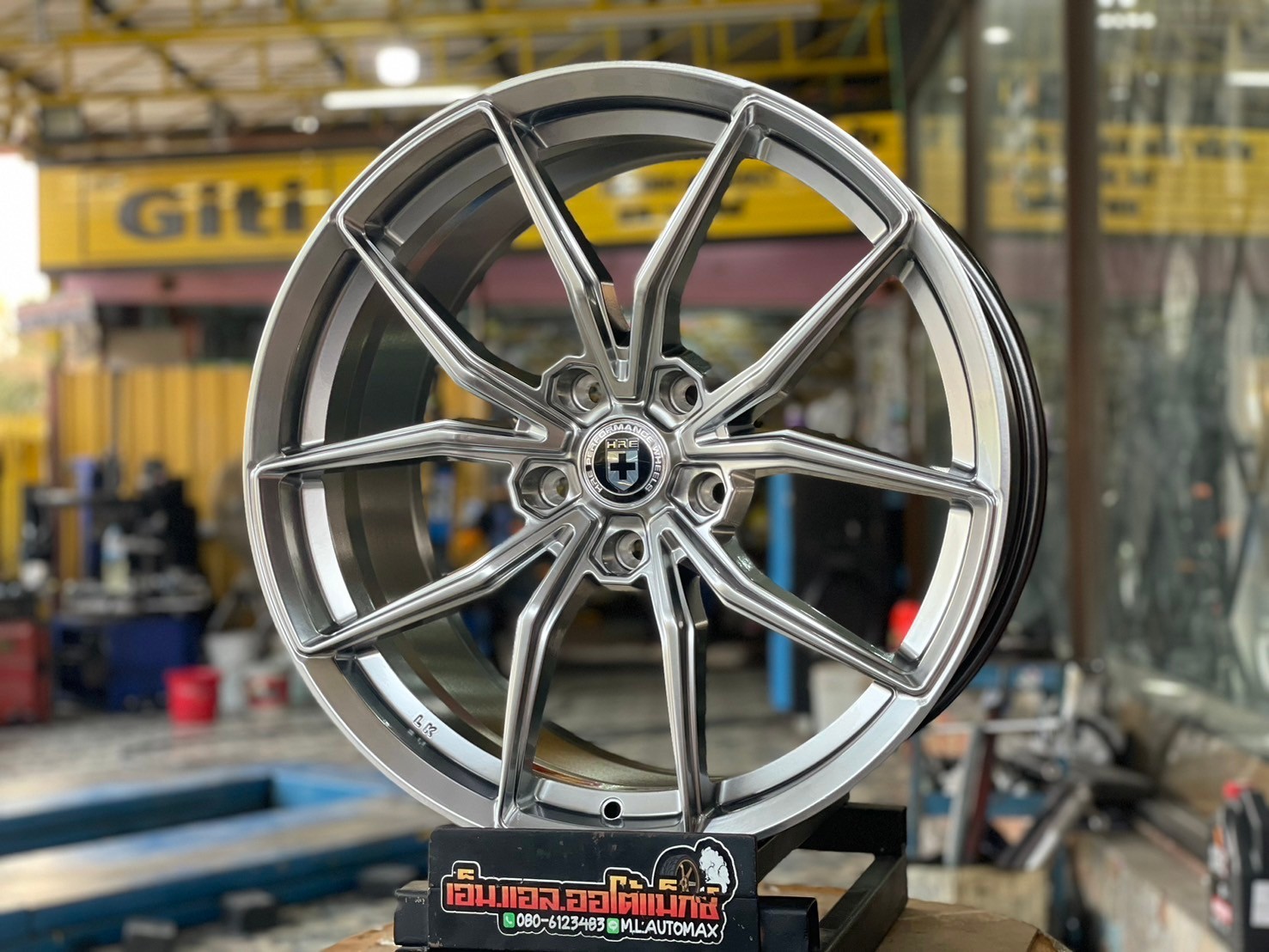 ล้อแม็กซ์ใหม่ ขอบ19" นิ้ว ล้อเบาผลิตแบบ Flow Forming มาตรฐานคุณภาพดี MODEL : FF21R SIZE : 18x8.5 ET35 SIZE : 18x9.5 ET38 PCD : 5x120