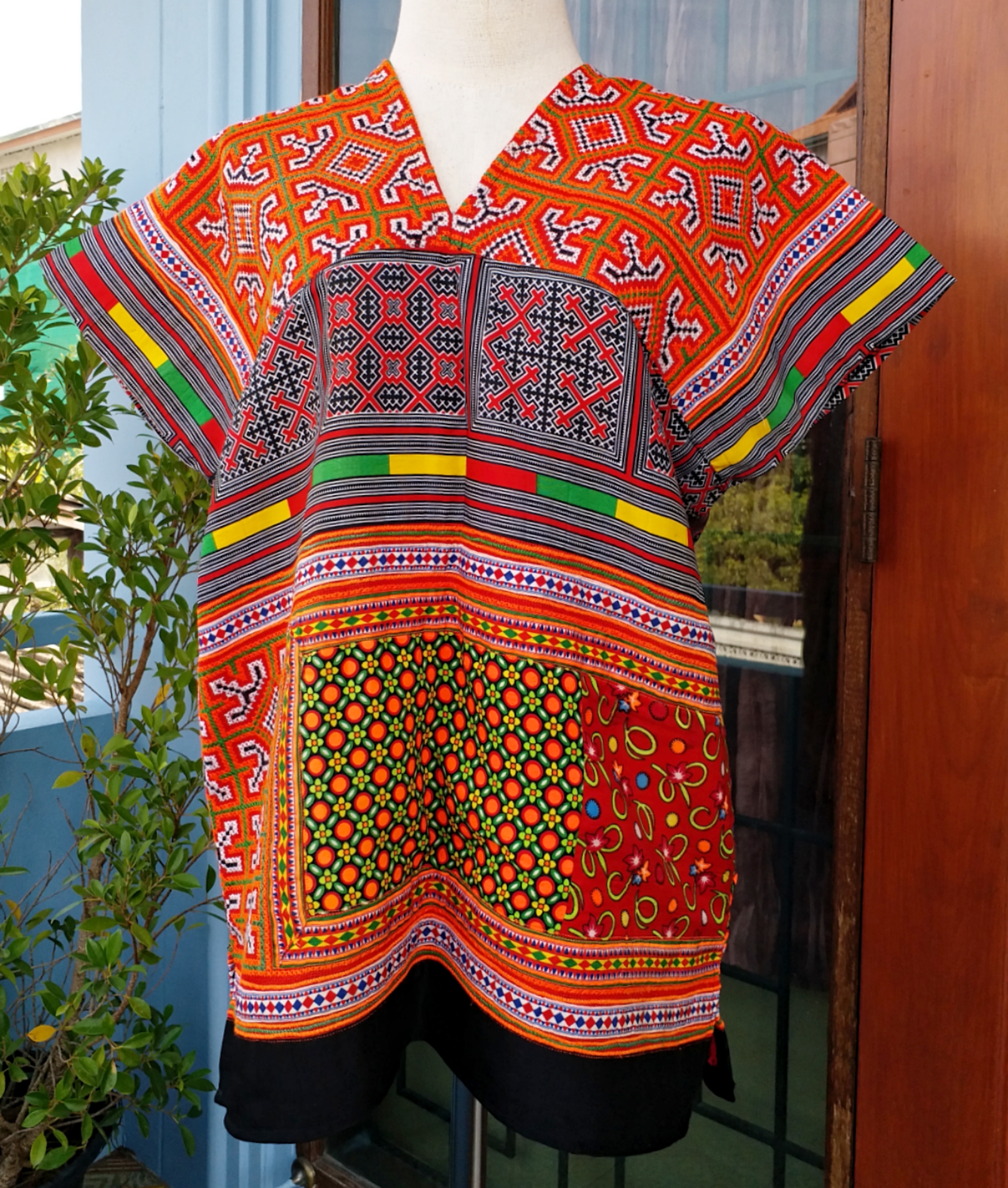 เสื้อผ้าปักมือ สีสด โทนส้ม