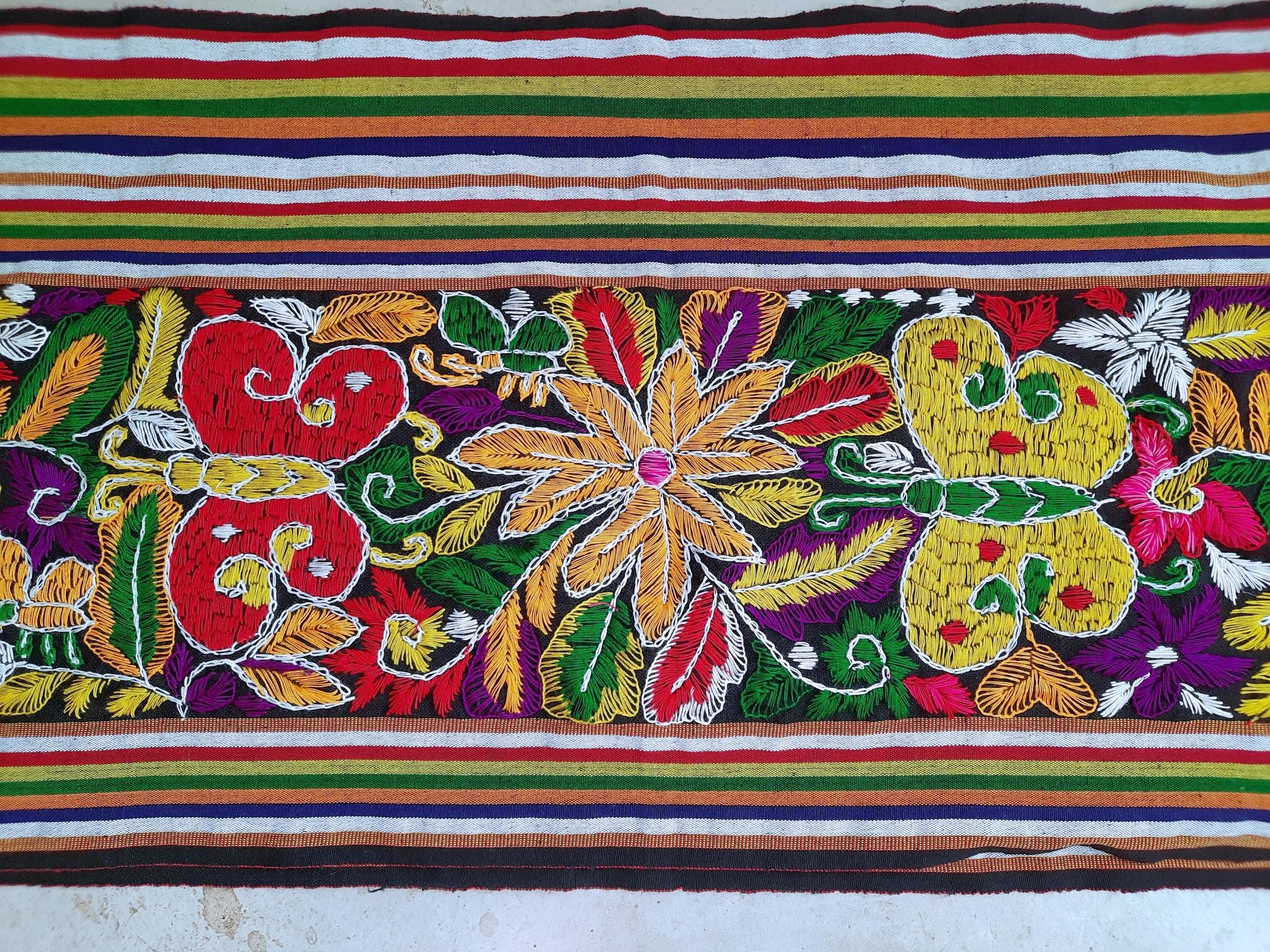 ผ้าตีนเจ ลายผีเสื้อและดอกไม้