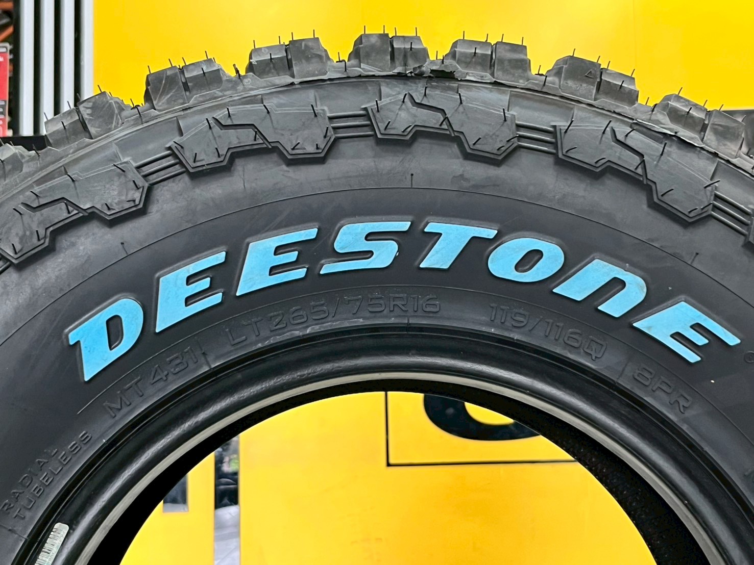 ยางใหม่ 265/75R16 Deestone Power Cruz รุ่น MUD TERRAIN - MT431 ยางปี25 (แก้มขาว)