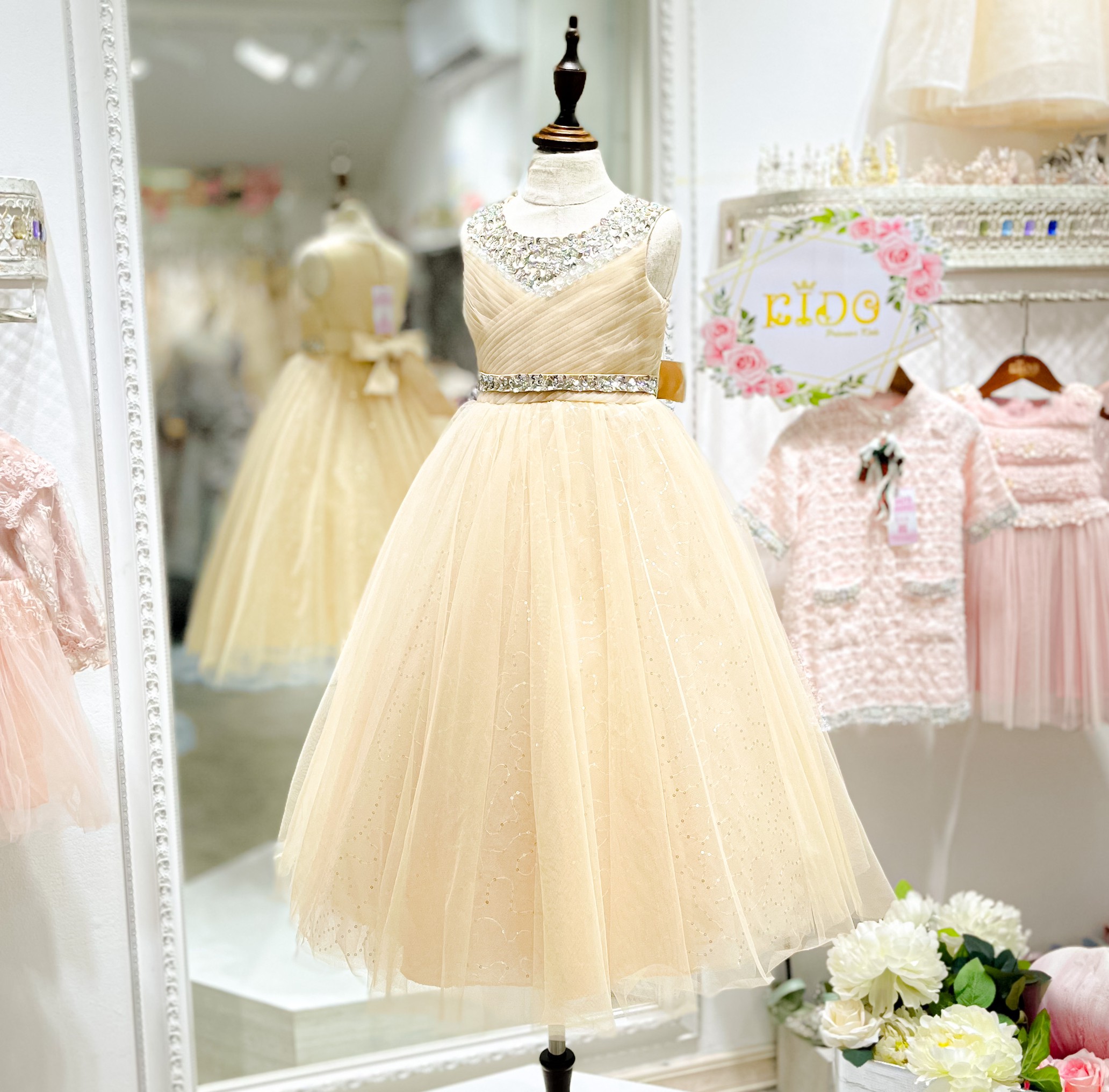 ssชุดราตรีเด็ก(หน้าร้านอยู่รัชดา ลองได้ถ่ายรูปจากชุดจริง)A214สีทอง สีขาว สีชมพู สีแดง สีน้ำเงิน สีฟ้าอกแต่งจีบไหว้เอวปัดเกล็ด กระโปรงยาวสุดหรูหราไฮโซมากๆเลย เดรสออกงานเด็ก