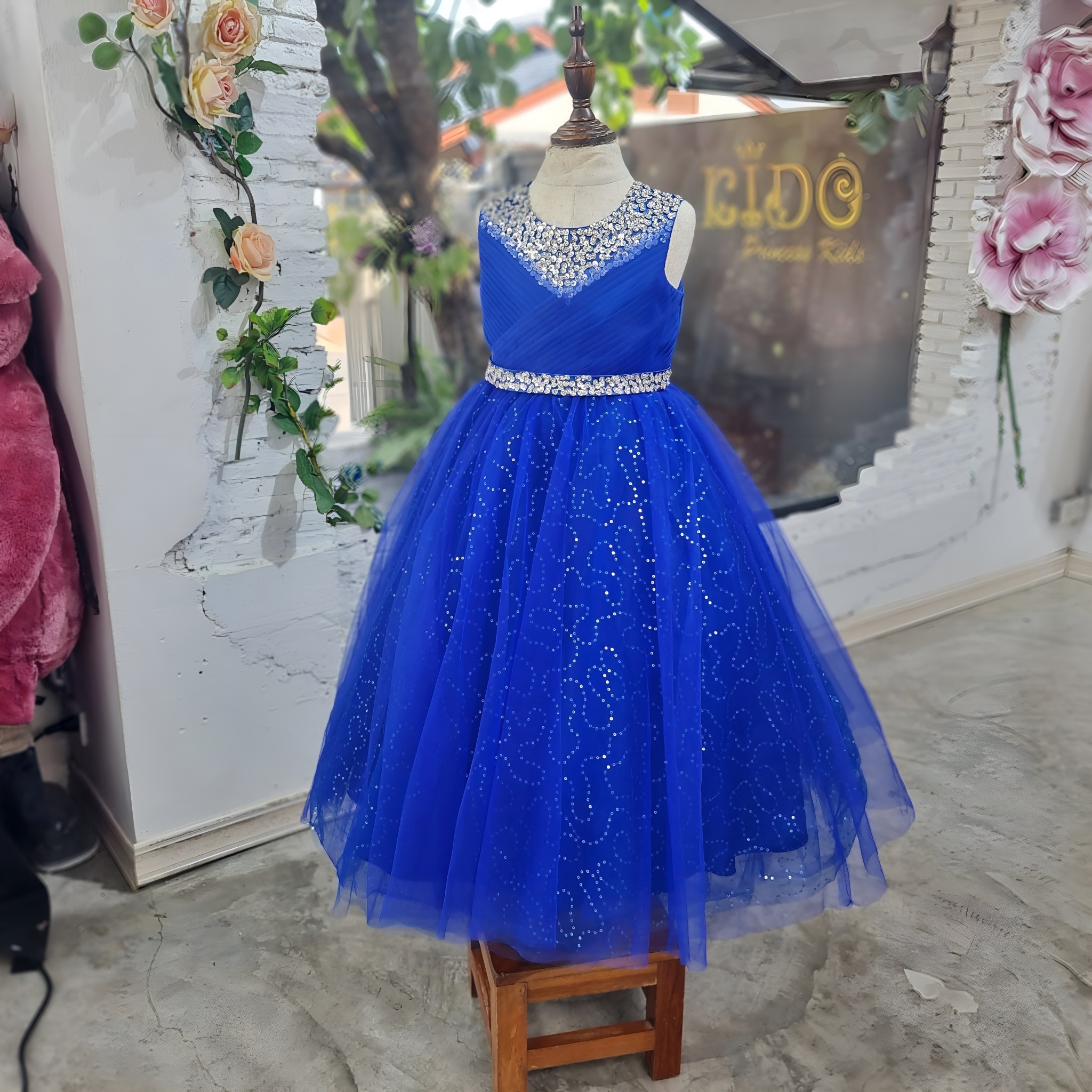 ssชุดราตรีเด็ก(หน้าร้านอยู่รัชดา ลองได้ถ่ายรูปจากชุดจริง)A214สีทอง สีขาว สีชมพู สีแดง สีน้ำเงิน สีฟ้าอกแต่งจีบไหว้เอวปัดเกล็ด กระโปรงยาวสุดหรูหราไฮโซมากๆเลย เดรสออกงานเด็ก