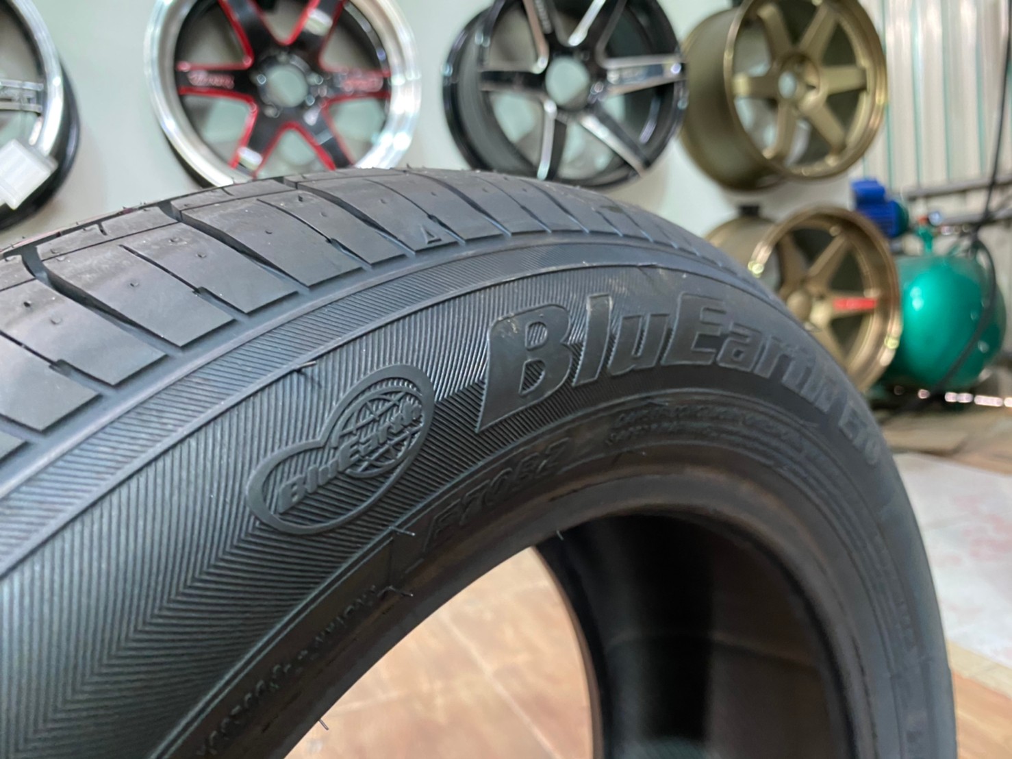 215/55R17 ยางใหม่ Yokohama BluEarth E70 ยางปี2020 ยางคุณภาพดี