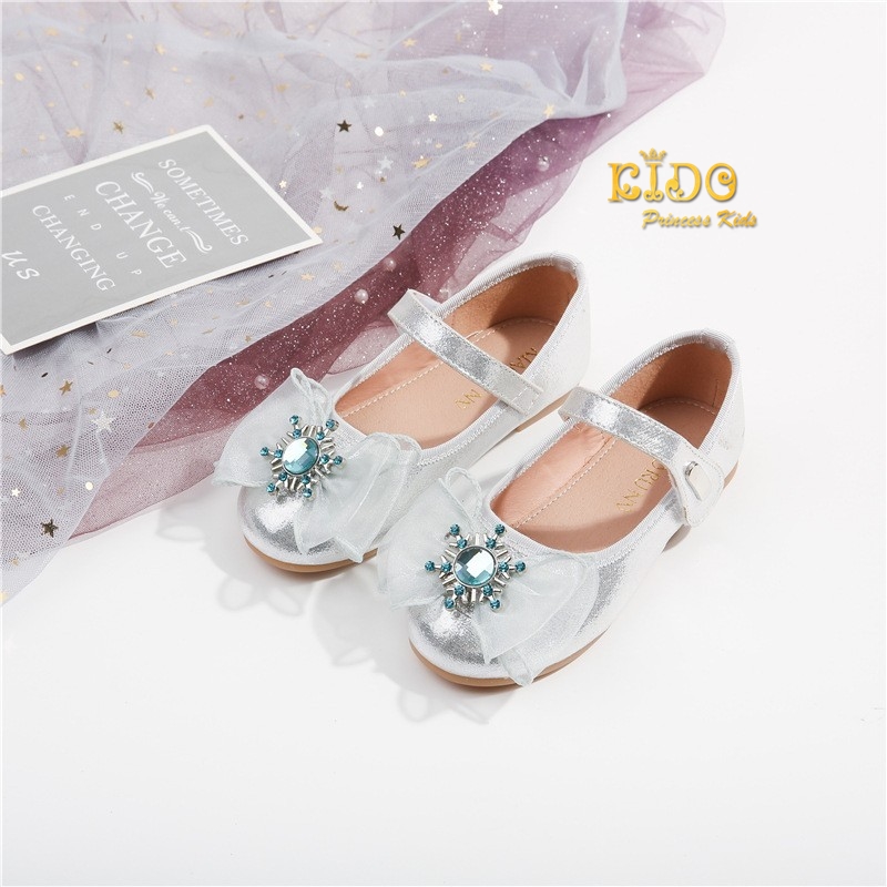 รองเท้าเด็ก(หน้าร้านอยู่รัชดา ลองได้)H046สีเงิน เรียบเงา แต่งด้วยโบว์ติดเพชร วิ้ง สวยน่ารัก