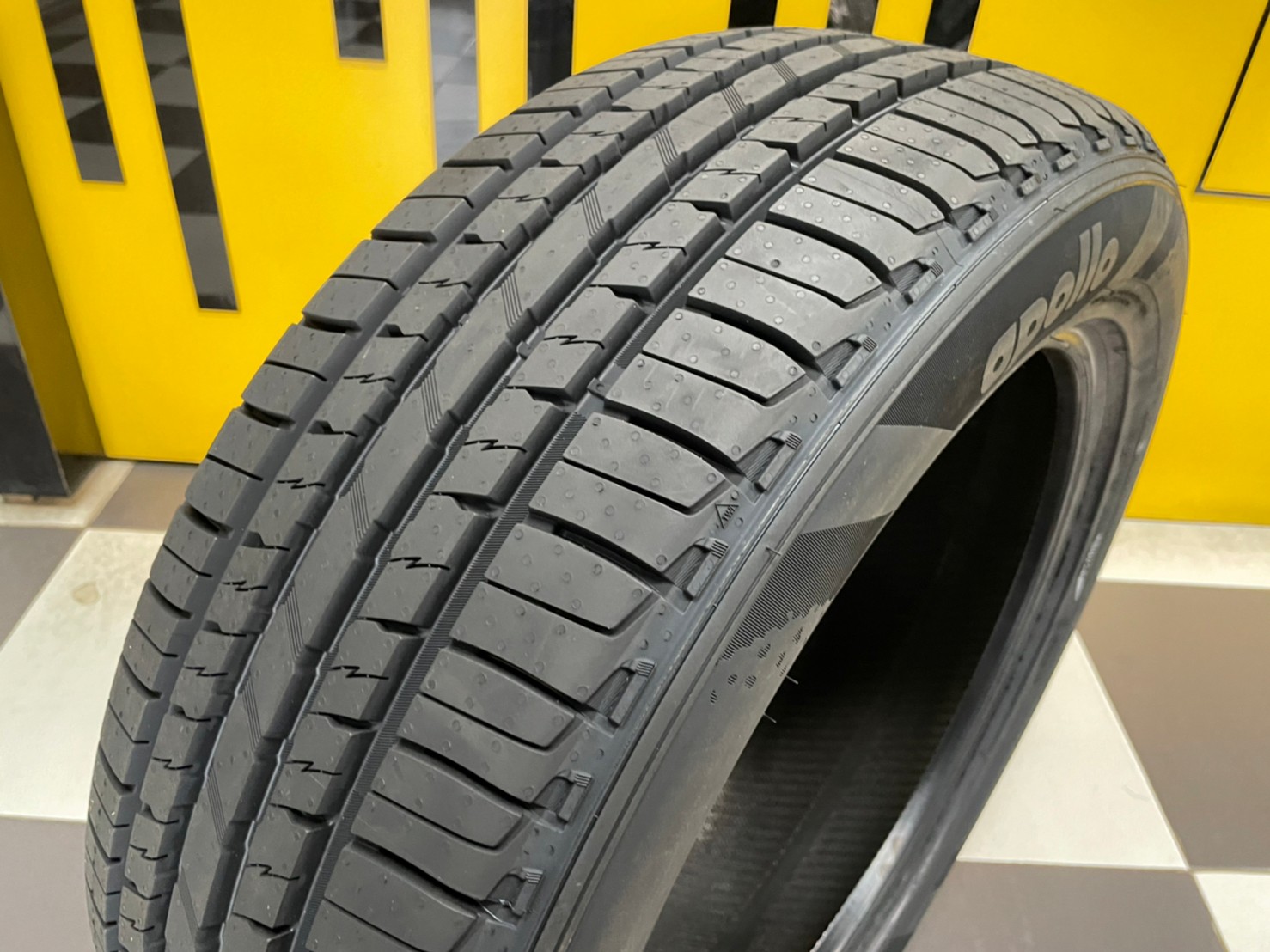 225/55R19 APOLLO APTERRA HT2 ยางใหม่ปี2023