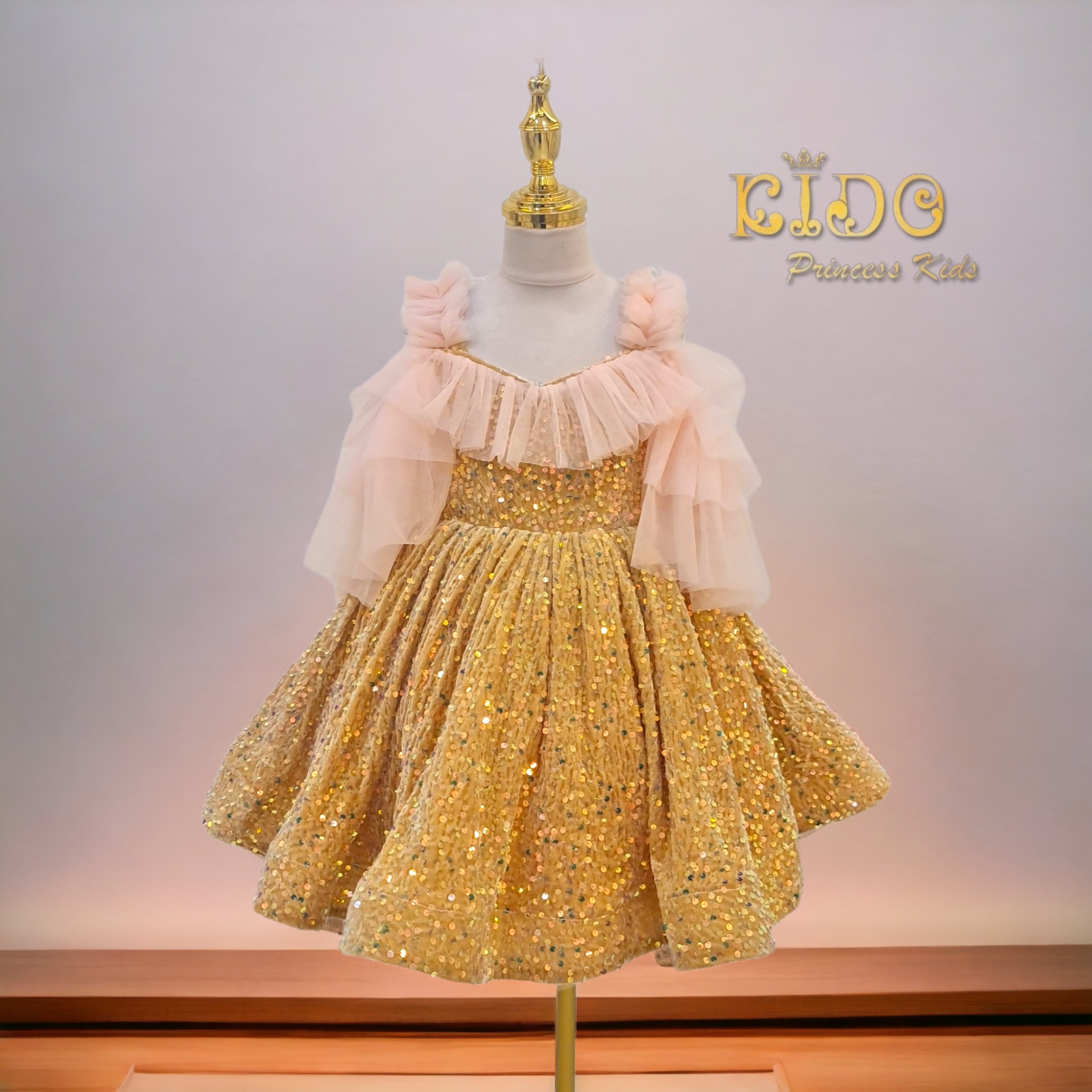 ชุดราตรีเด็ก(หน้าร้านอยู่รัชดา ลองได้ถ่ายรูปจากชุดจริง)W18740 สีทอง กระโปรงสั้น ติดระบายที่ไหล่และหน้าอก ติดเกร็ดวิ๊งๆ
