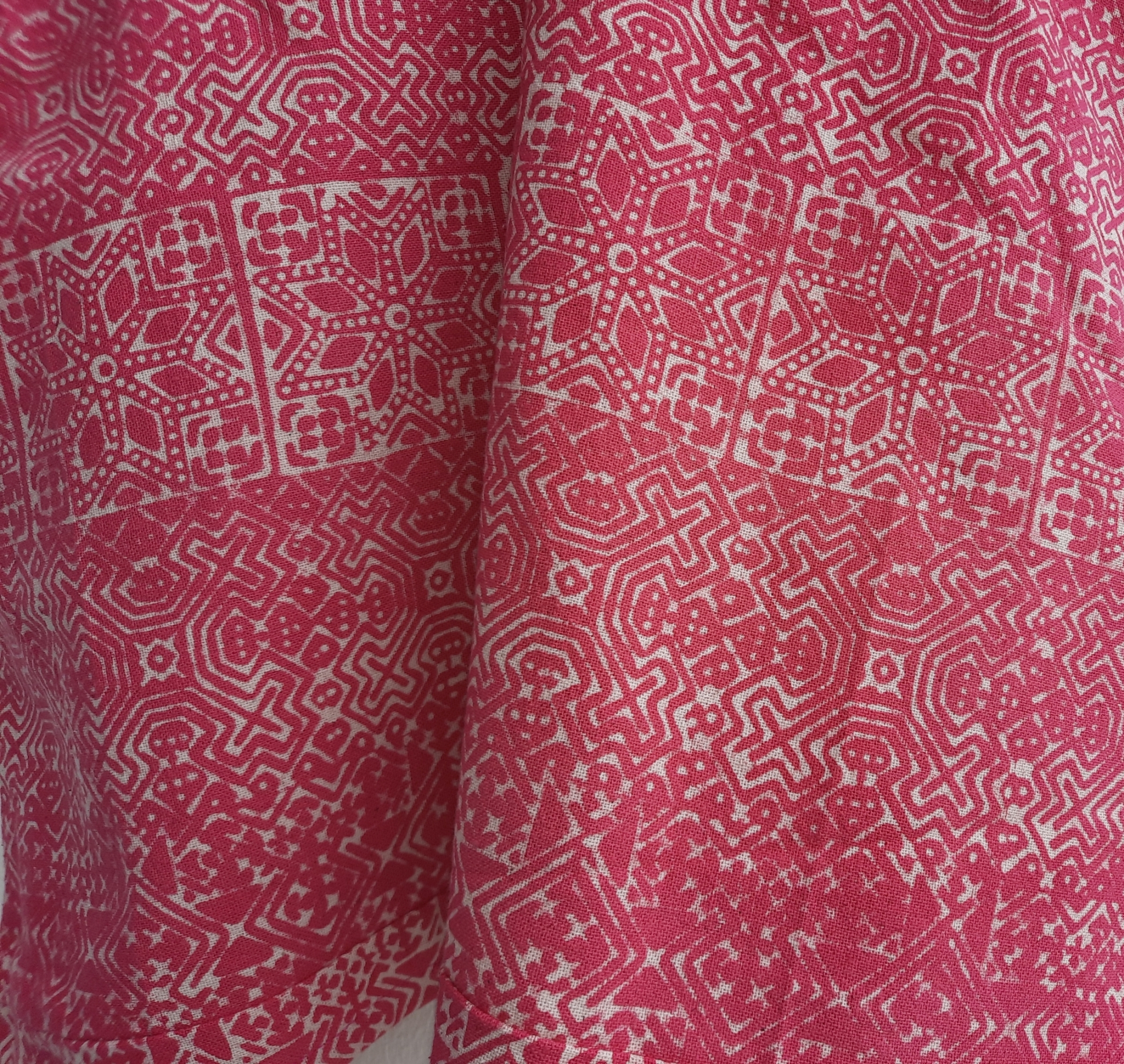 เสื้อเขียนเทียน สีชมพูอมส้ม