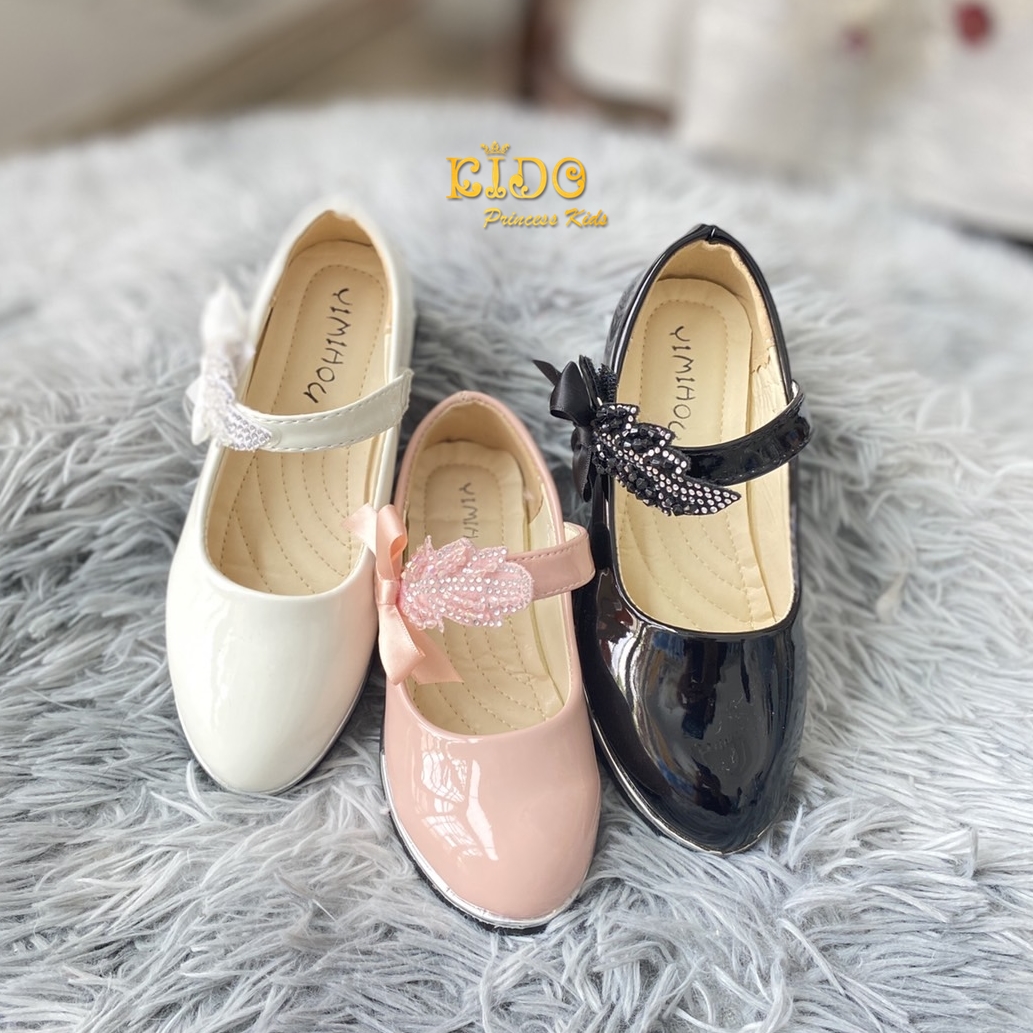 sรองเท้าเด็ก ควรเผื่อ1ซมจากยาวเท้า(หน้าร้านอยู่รัชดา ลองได้)H085สีขาว สีโอรส สีดำ หนังแก้ว คาดเพชรลายใบไม้ ตรงสายรัดรองเท้า น่ารักมากคะ