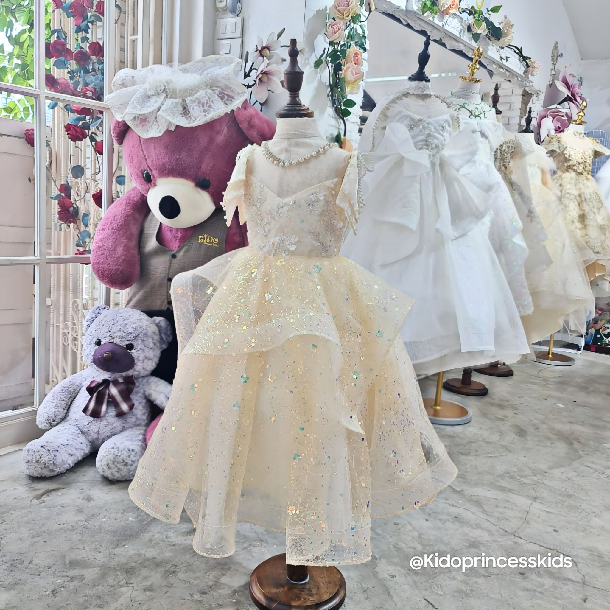 ชุดราตรีเด็ก(หน้าร้านอยู่รัชดา ลองได้ถ่ายรูปจากชุดจริง)W18618สีครีม แขนระบาย กระโปรงยาว