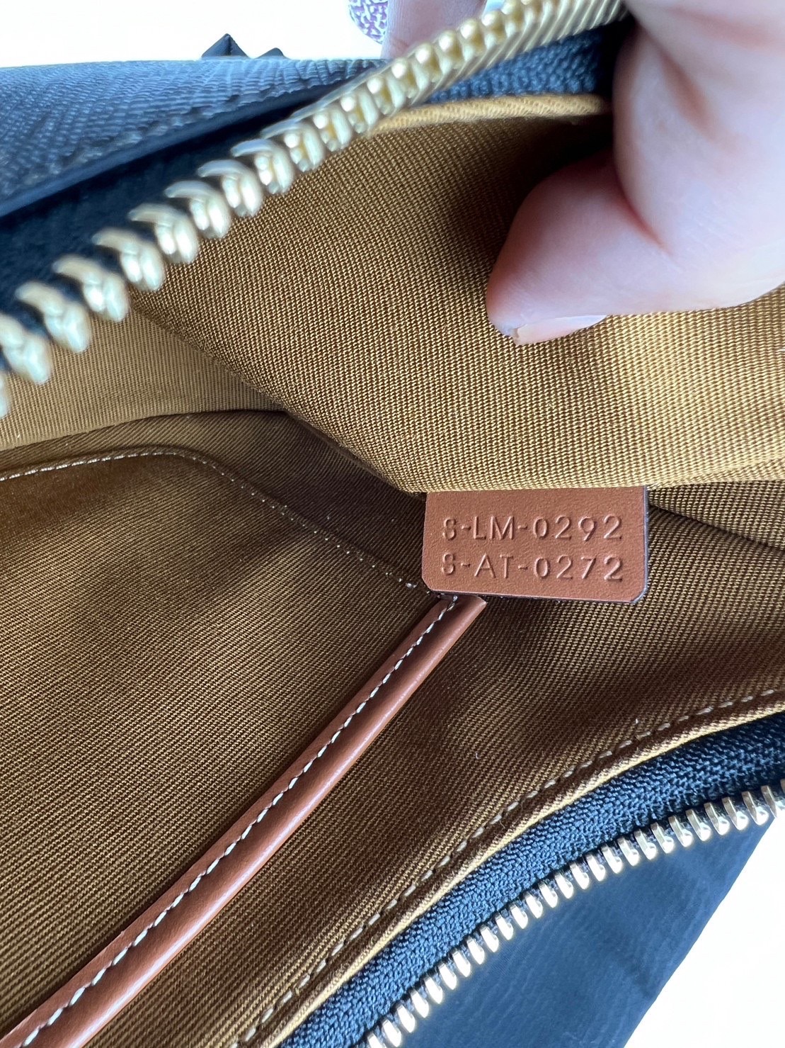 กระเป๋าสะพายไหล่แบรนด์Celine Ava Medium tan มือสอง