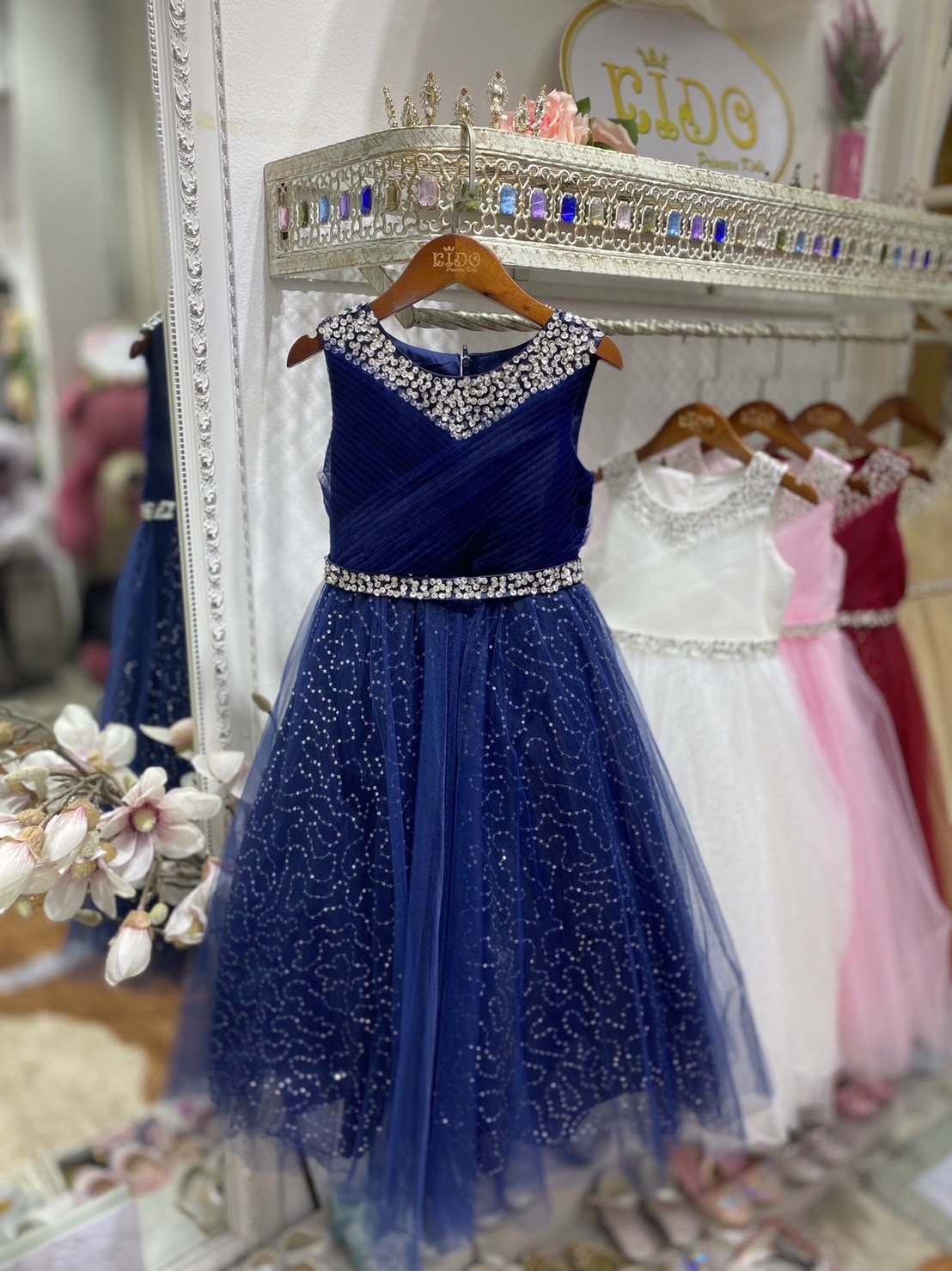 ssชุดราตรีเด็ก(หน้าร้านอยู่รัชดา ลองได้ถ่ายรูปจากชุดจริง)A214สีทอง สีขาว สีชมพู สีแดง สีน้ำเงิน สีฟ้าอกแต่งจีบไหว้เอวปัดเกล็ด กระโปรงยาวสุดหรูหราไฮโซมากๆเลย เดรสออกงานเด็ก