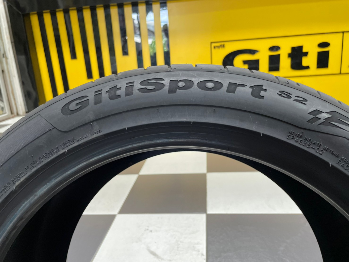 245/45R18 Giti SportS2 ยางใหม่ปี2022 ยางสปอร์ต ยางรถยนต์คุณภาพดี สมรรถนะสูง ราคาโปรโมชั่นพิเศษ พร้อมติดตั้งฟรี