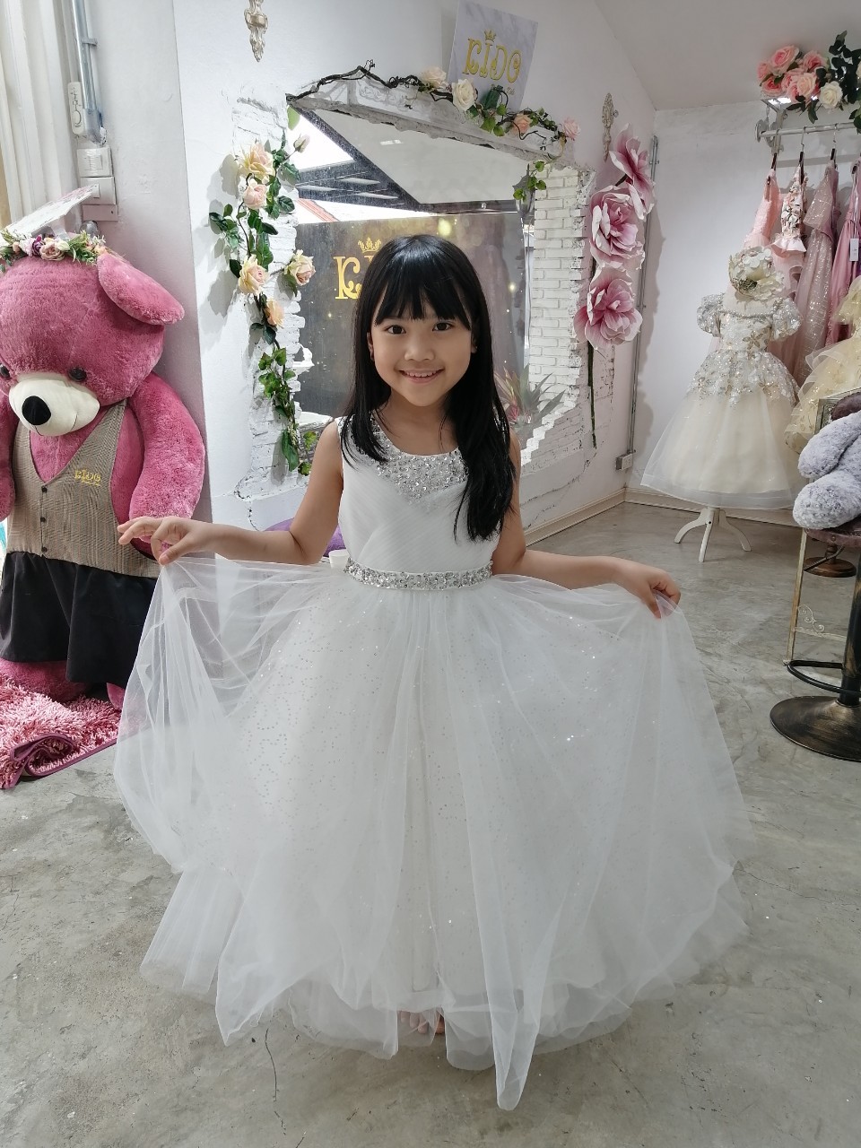 ssชุดราตรีเด็ก(หน้าร้านอยู่รัชดา ลองได้ถ่ายรูปจากชุดจริง)A214สีทอง สีขาว สีชมพู สีแดง สีน้ำเงิน สีฟ้าอกแต่งจีบไหว้เอวปัดเกล็ด กระโปรงยาวสุดหรูหราไฮโซมากๆเลย เดรสออกงานเด็ก