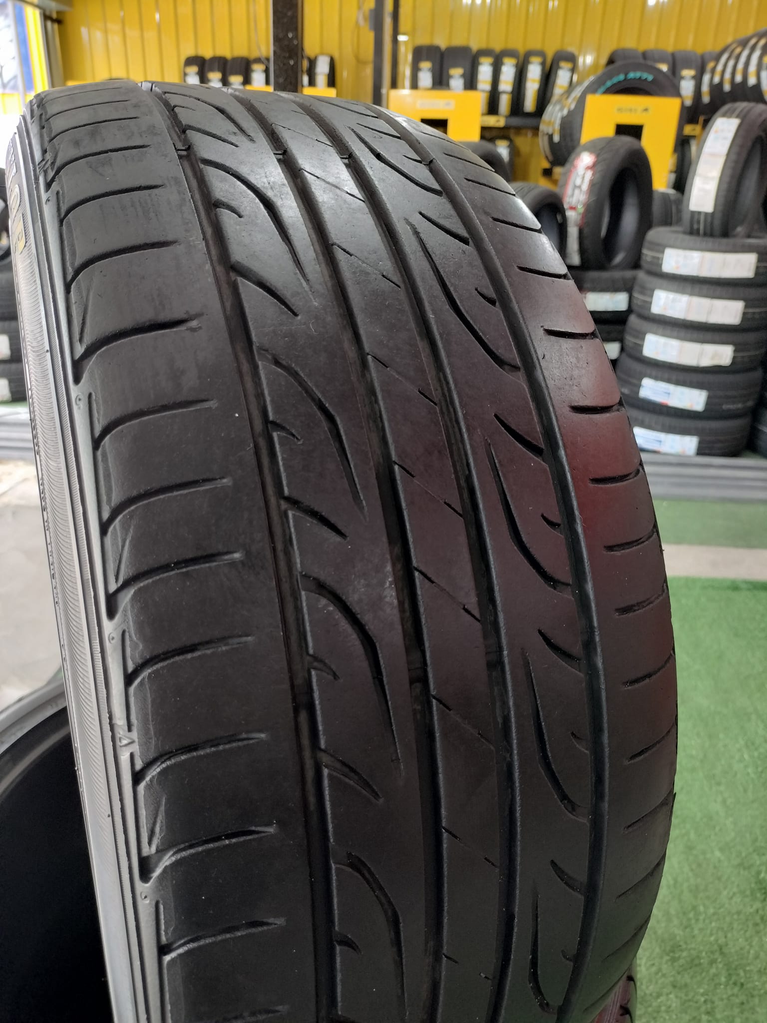 ยางมือสองสภาพดี ดอกหนา ลึก ยี่ห้อ DUNLOP LM704 225/45ZR17ยางปี19