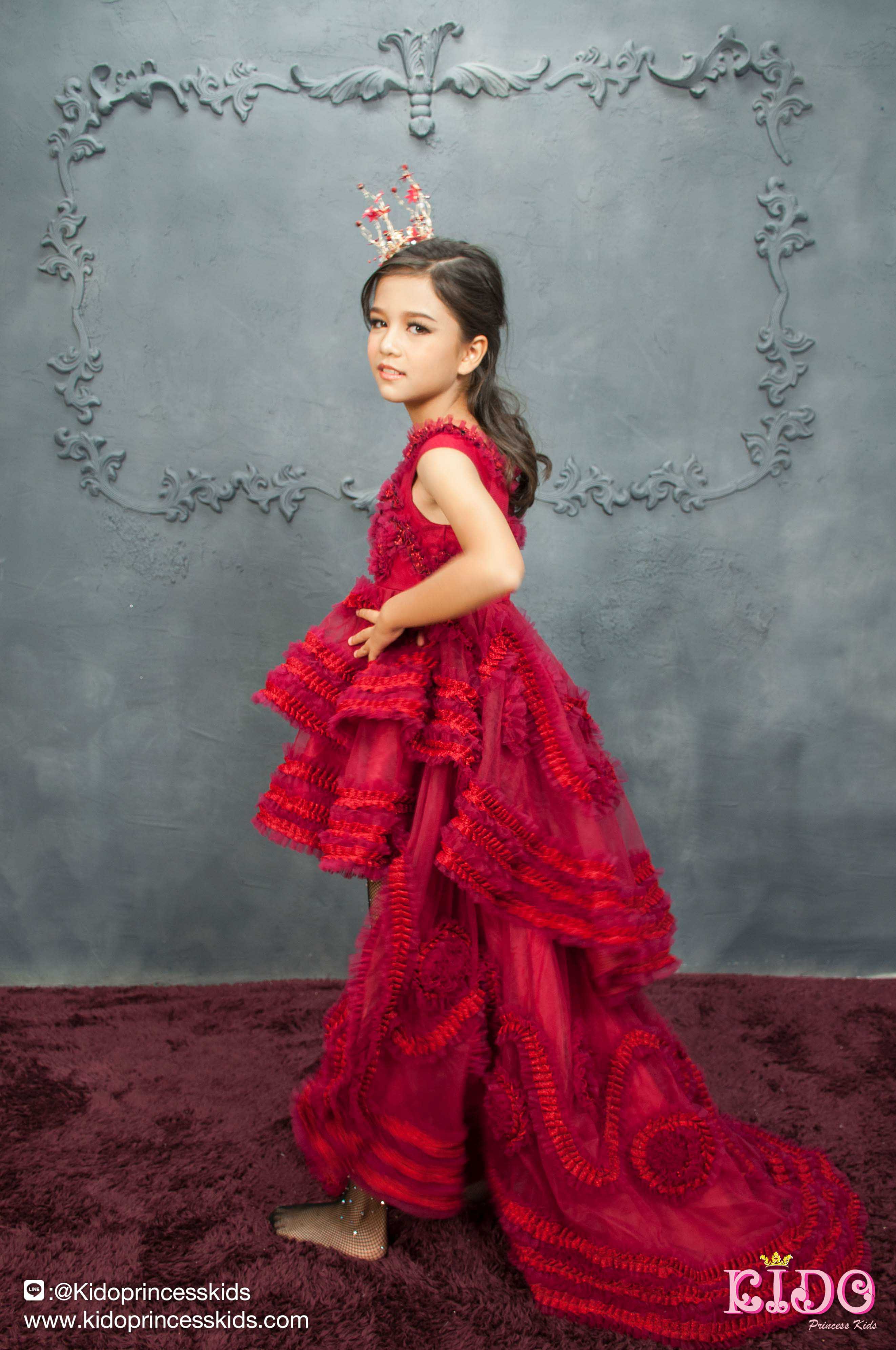 เช่าชุดเด็ก*มีหน้าร้านอยู่รัชดา ลองได้ เปลี่ยนได้ ถ่ายรูปเองจากสินค้าจริง*W18206 ชุดเดินแบบเด็กสีแดงเน้นความหรูที่การตกแต่งด้วยการนำผ้ามาจับจีบระบายแต่งเป็นลวดลายในชุด กระโปรงทรงหน้าสั้นหลังยาวดูเปรี้ยวแบบมีสไตล์ มีแขน