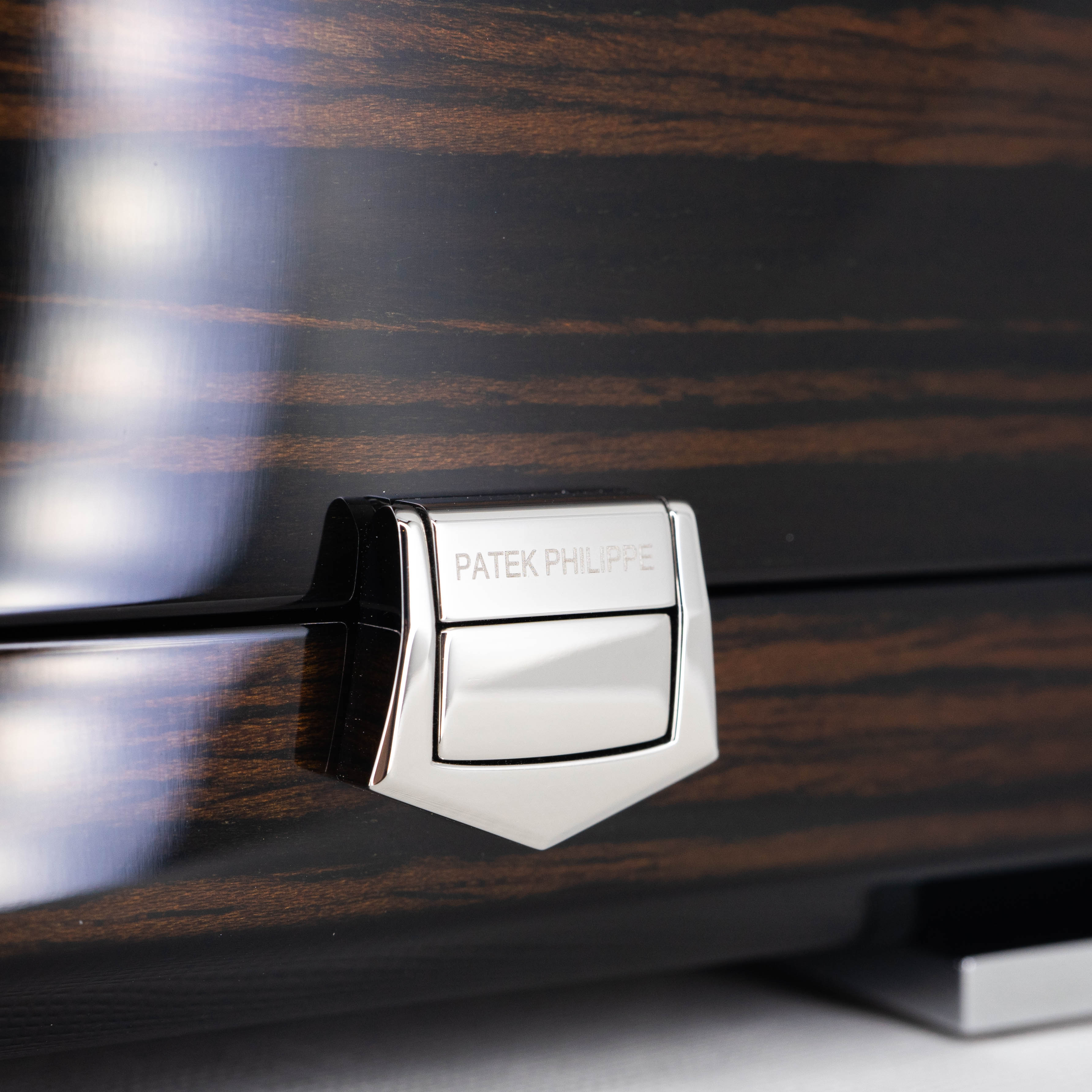 กระดุมข้อมือ Patek Philippe Calatrava Cross Cuff Links. Calatrava Cross decoration, guilloched outer ring. ทองขาว18K Ref.205.9089G-001 (Used) +กล่องและถุงผ้า