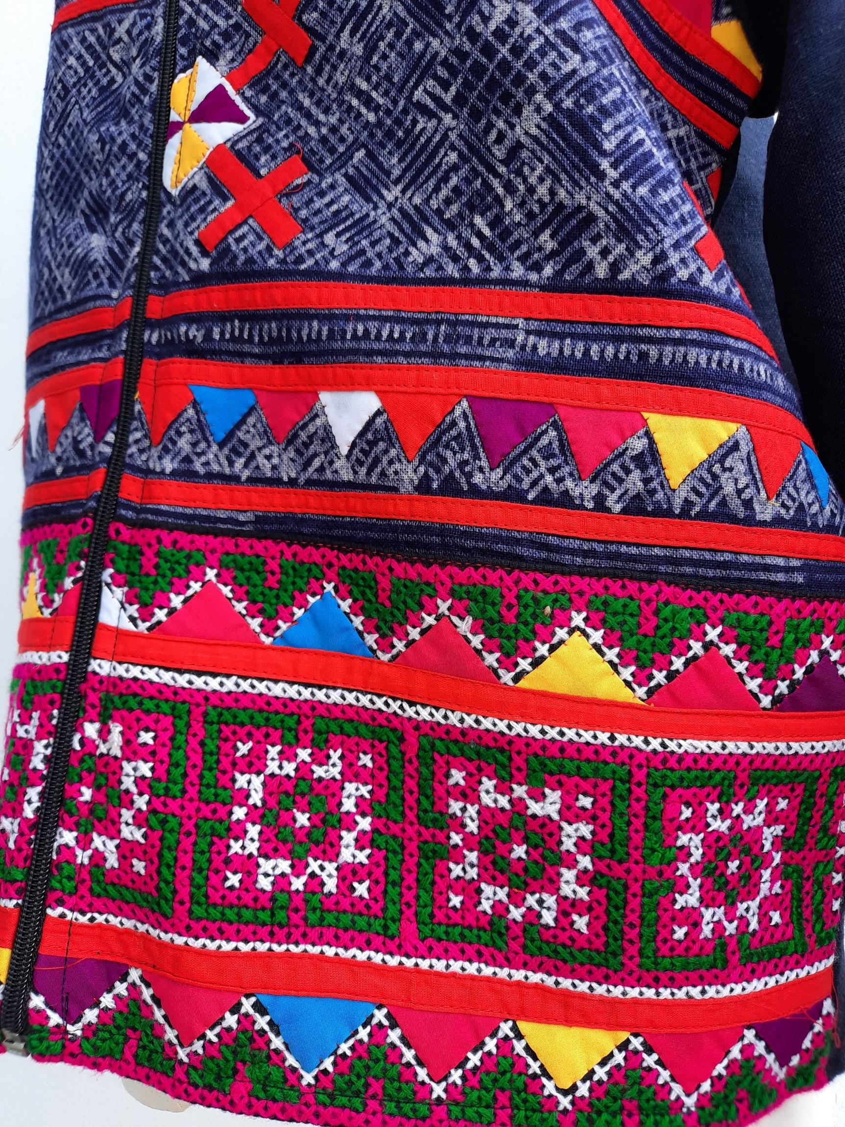 เสื้อฮู้ดผ้ากัญชงสีกรม แต่งผ้าชาวเขา ปักมือ+จิกมือบนผ้าเขียนเทียน
