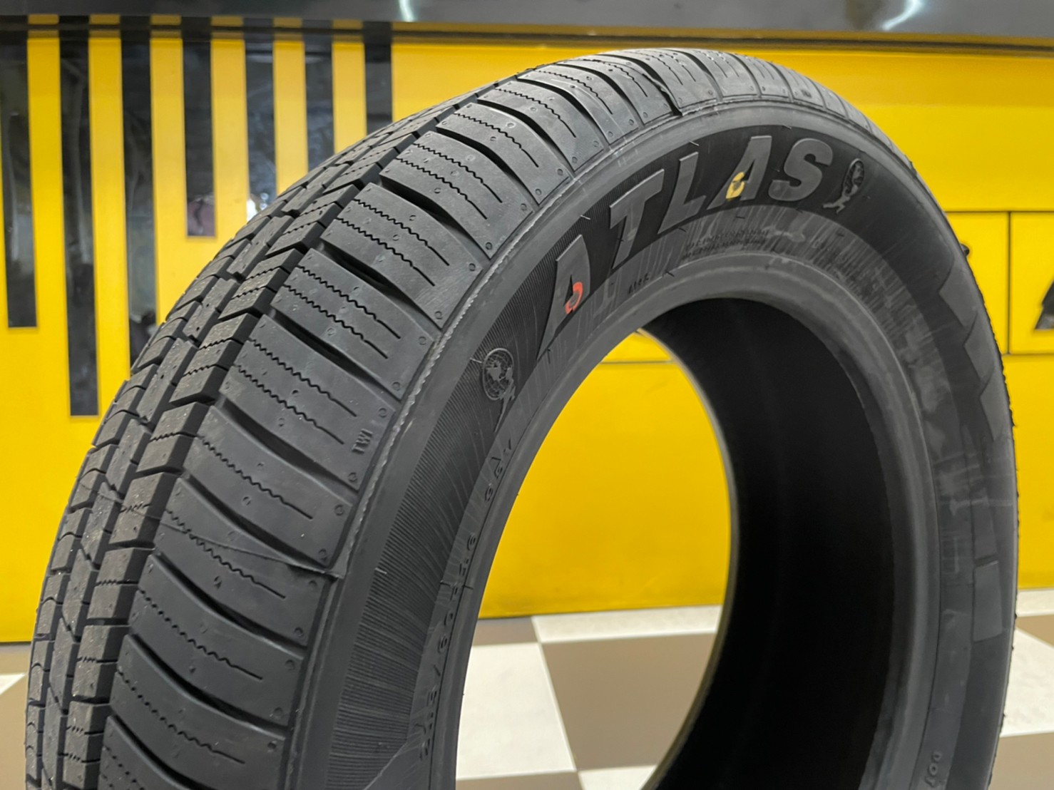 ATLAS FORCE UHP 215/60R16 ยางใหม่ปี 2022